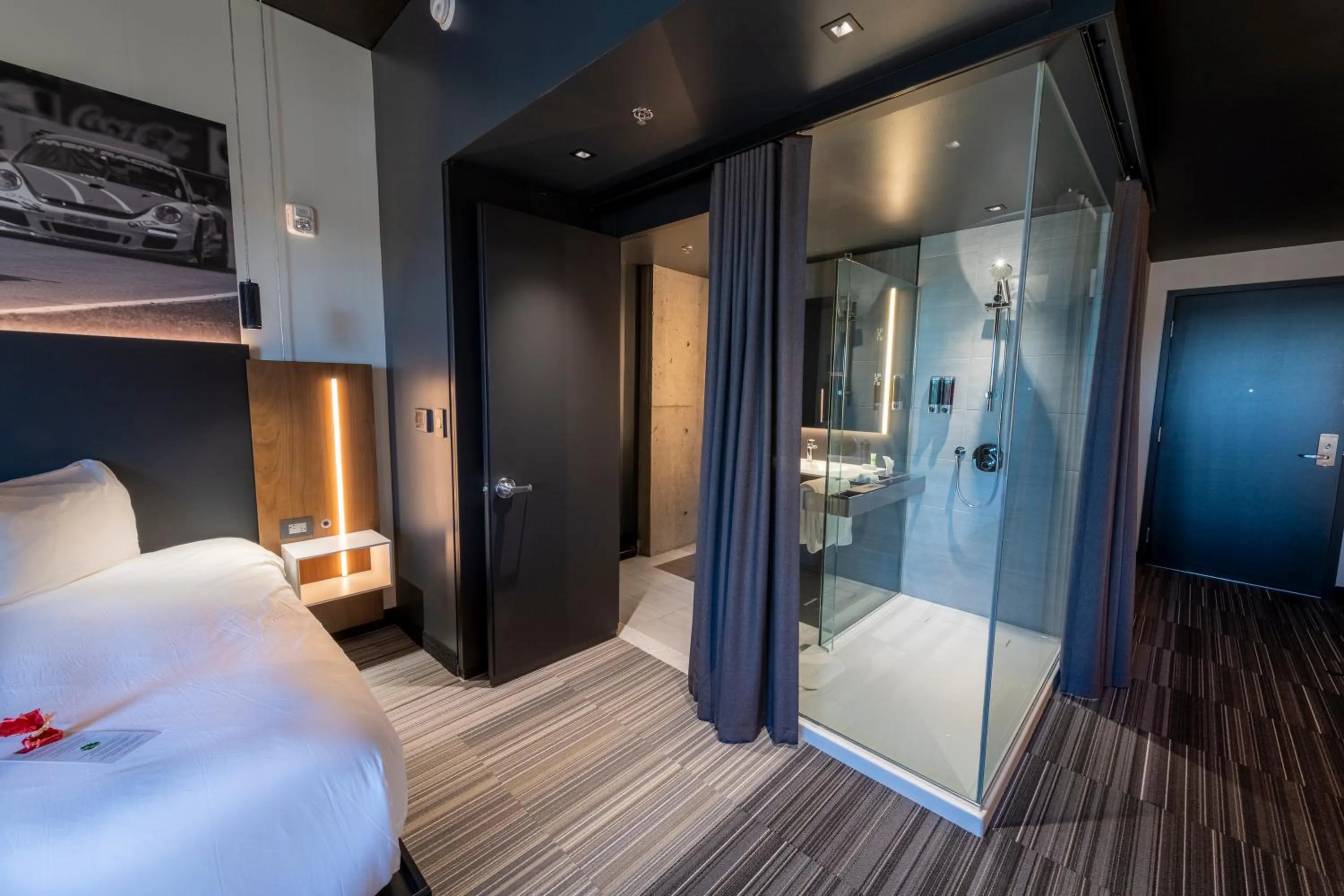 Shower, Bed in Grand Times Hotel – Aeroport de Quebec