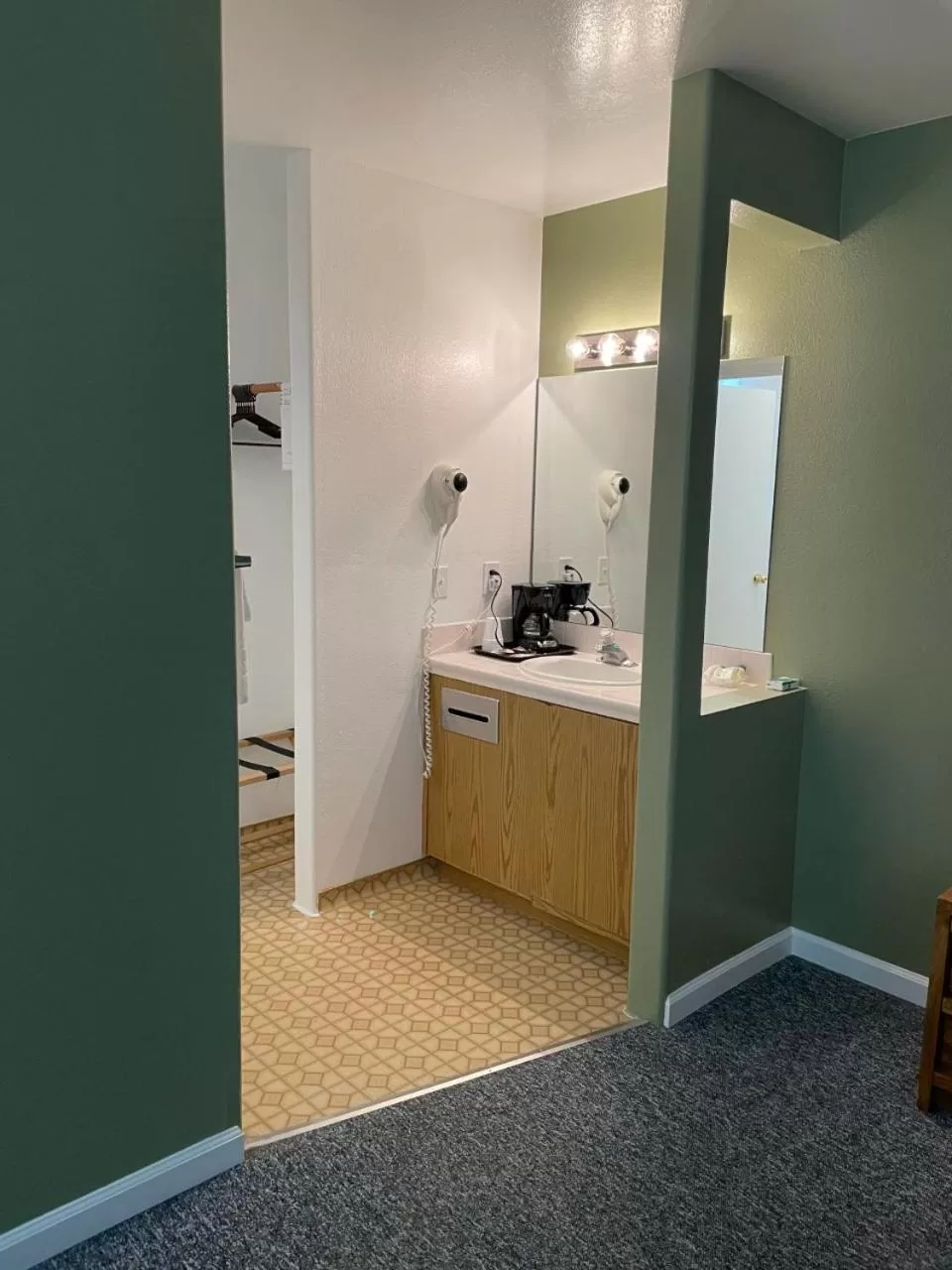 Kitchen/Kitchenette in Murphey's Motel LLC