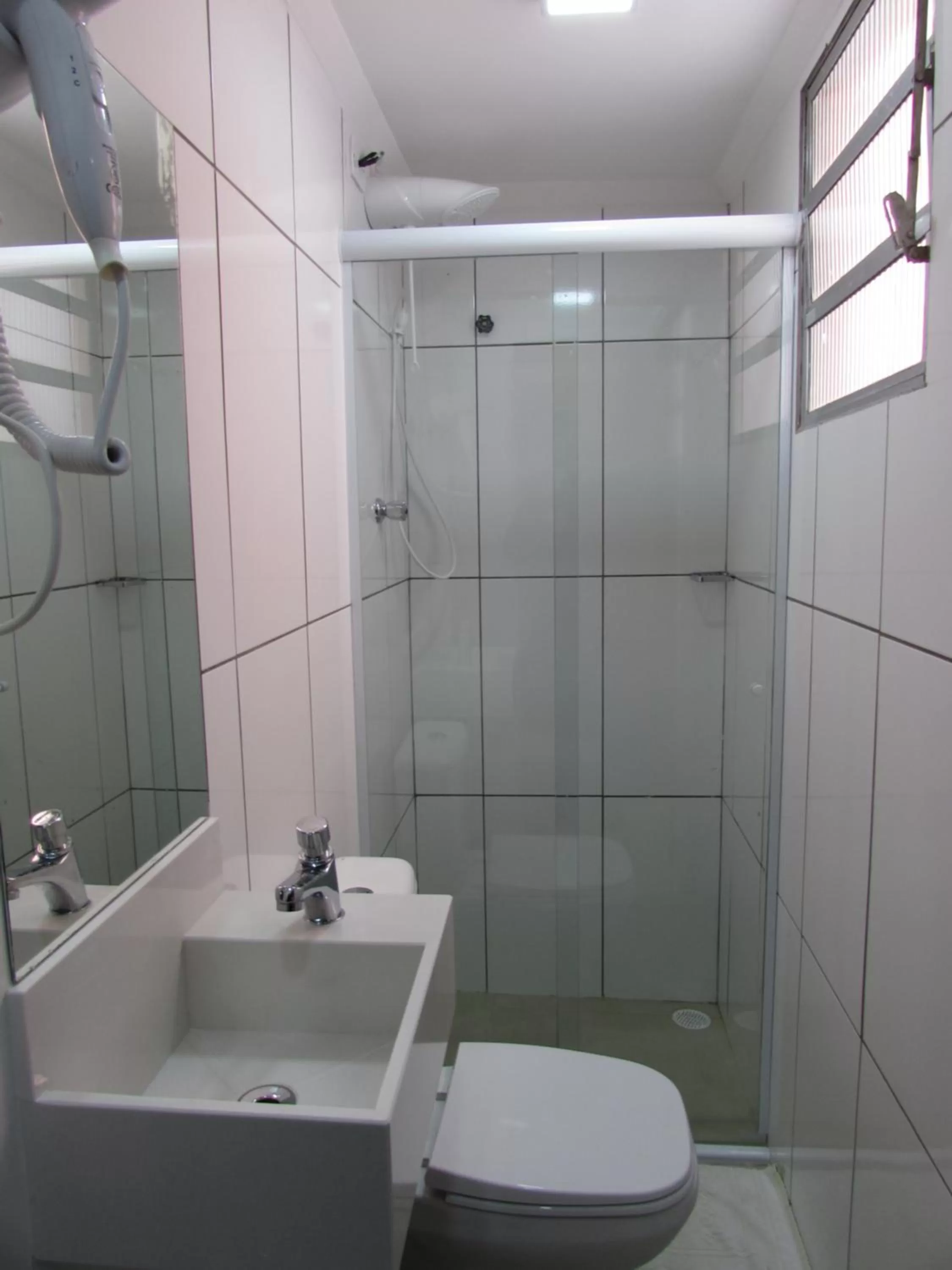 Shower in Hotel Salomão - Próximo a 25 de Março, Bom Retiro, Brás e Rua Santa Efigênia, a 2 minutos do Mirante Sampa Sky e pista de Skate Anhangabaú