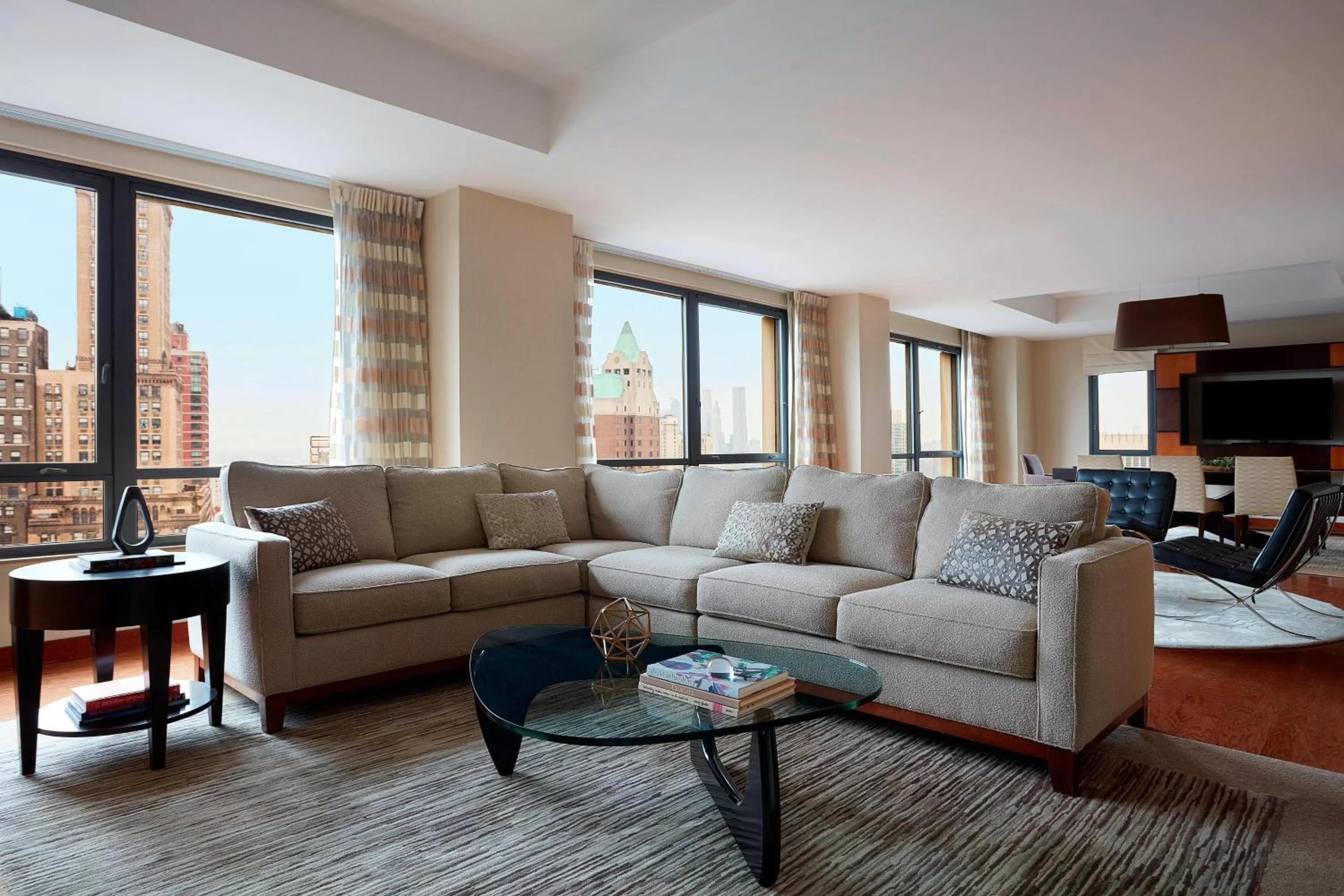 Living room in New York Marriott at the Brooklyn Bridge