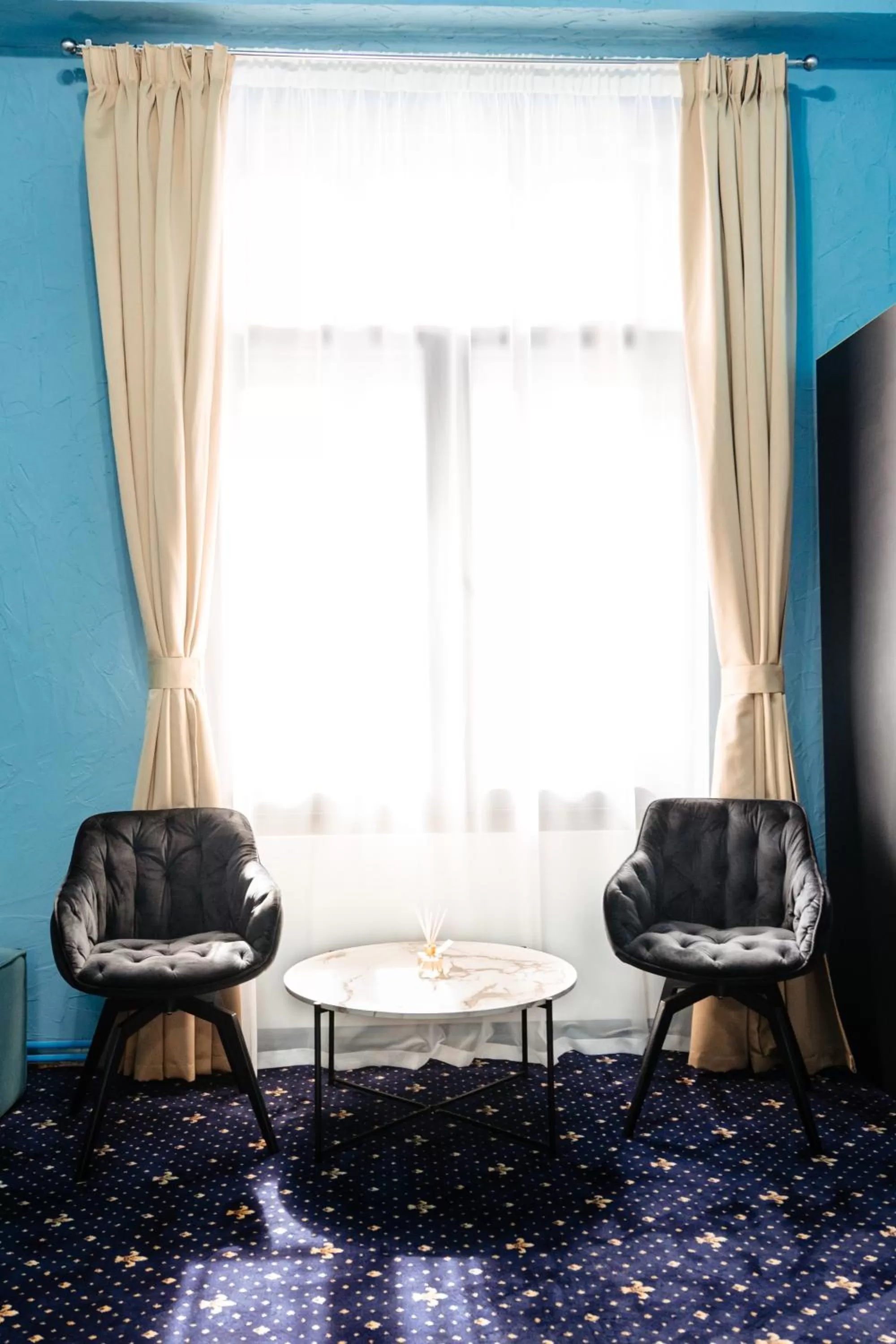 Seating area in Palace Bulevard Inn