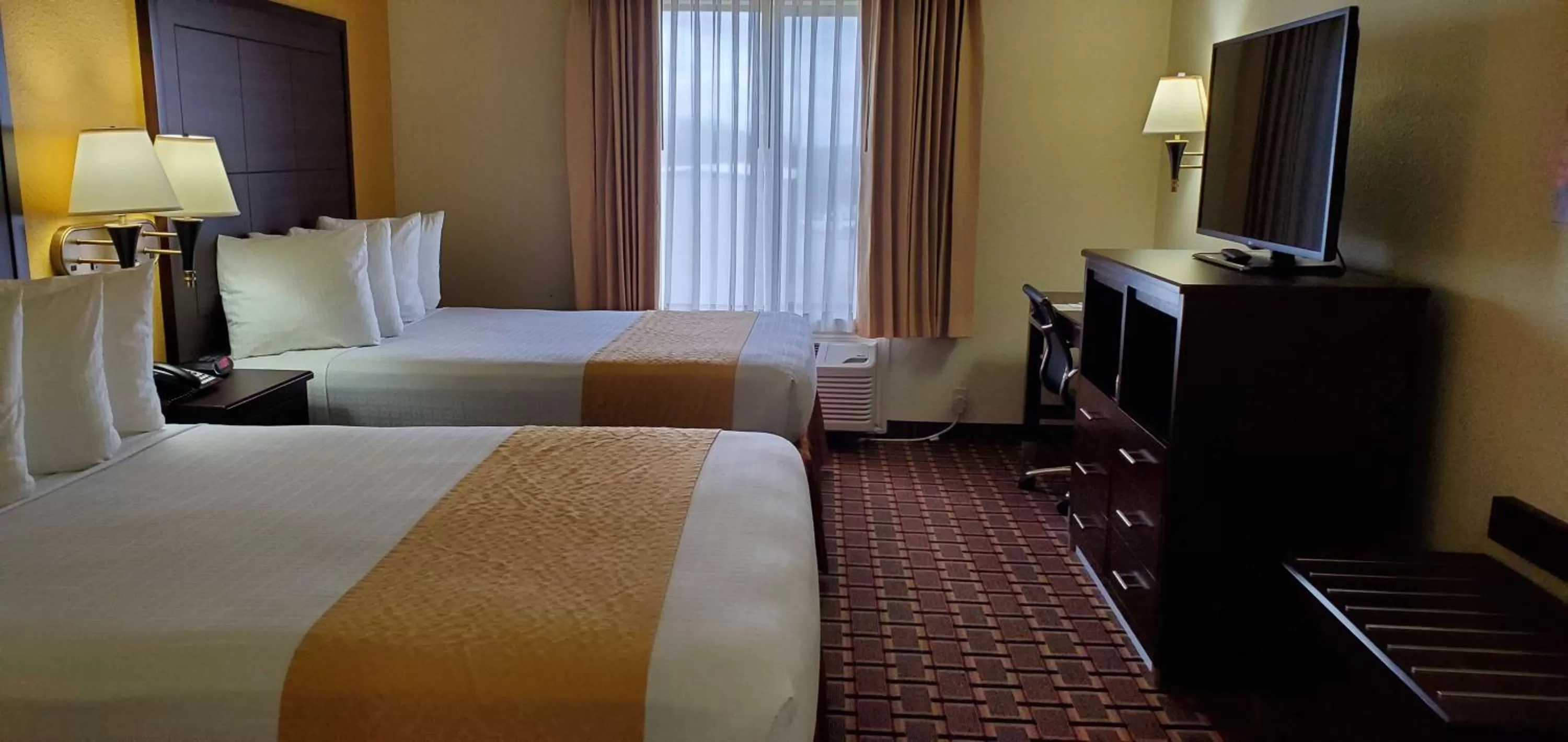 Photo of the whole room, Bed in Best Western Executive Inn & Suites