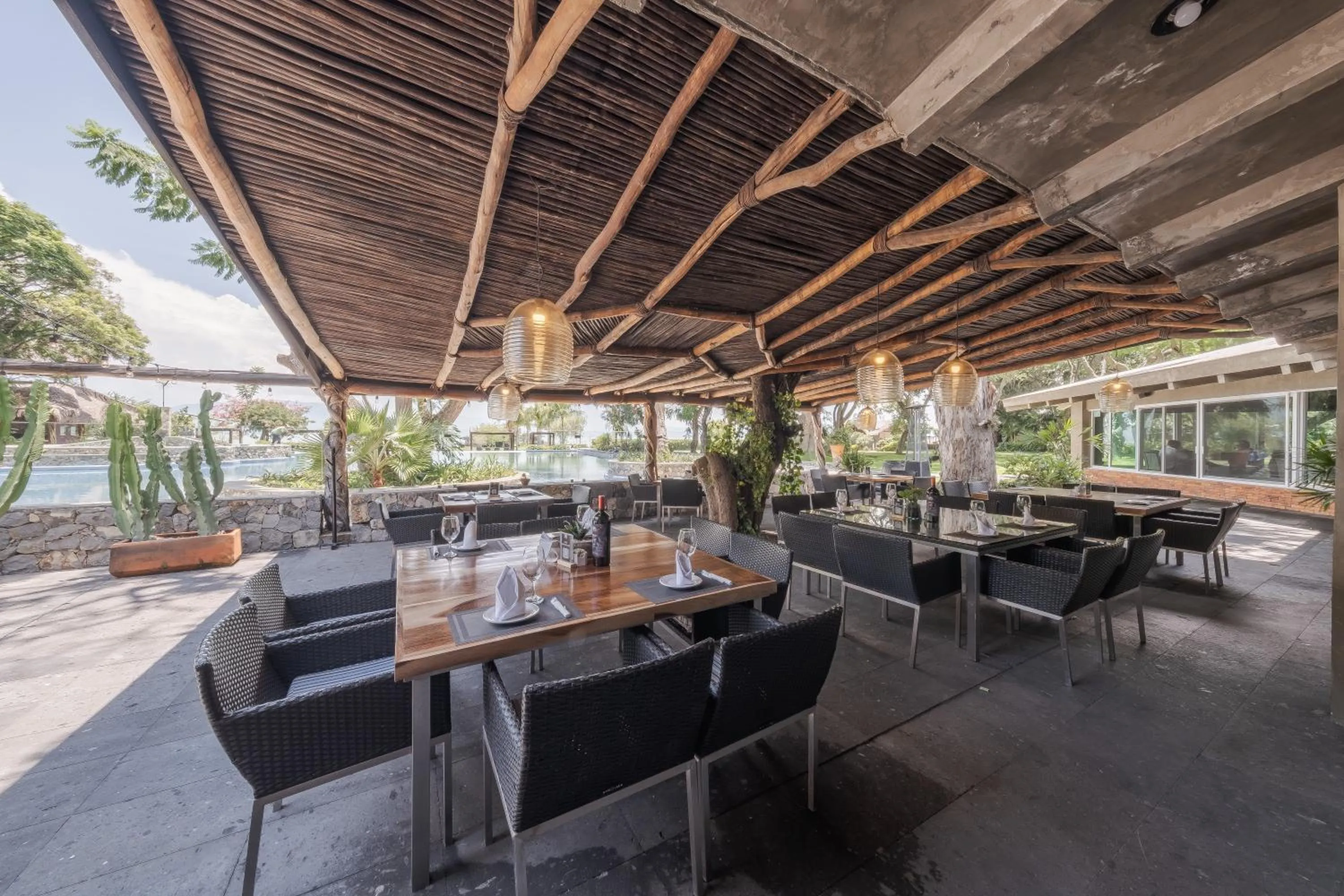 Restaurant/places to eat in Nimue Marina Residence