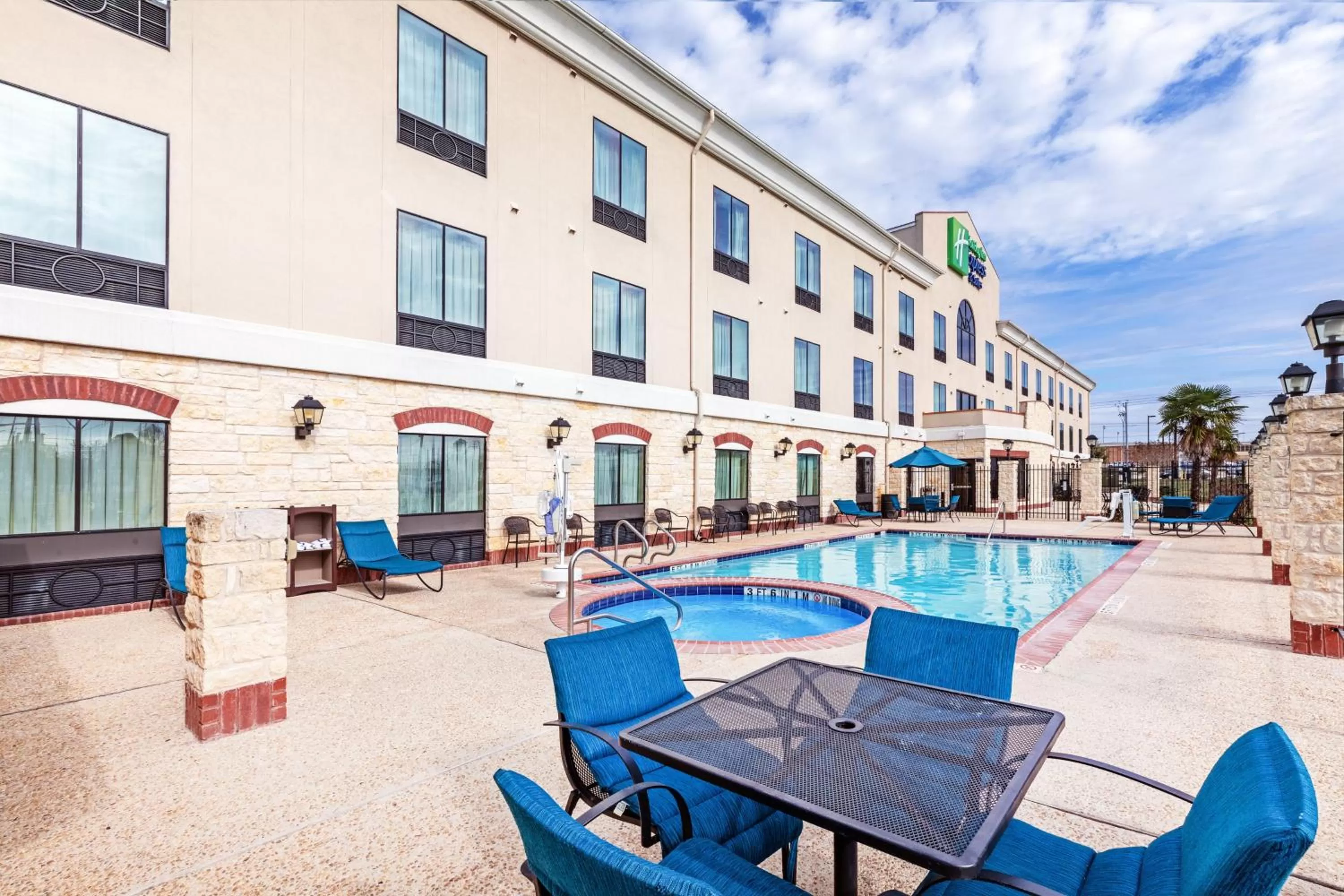 Swimming pool in Holiday Inn Express Hotel & Suites Floresville by IHG