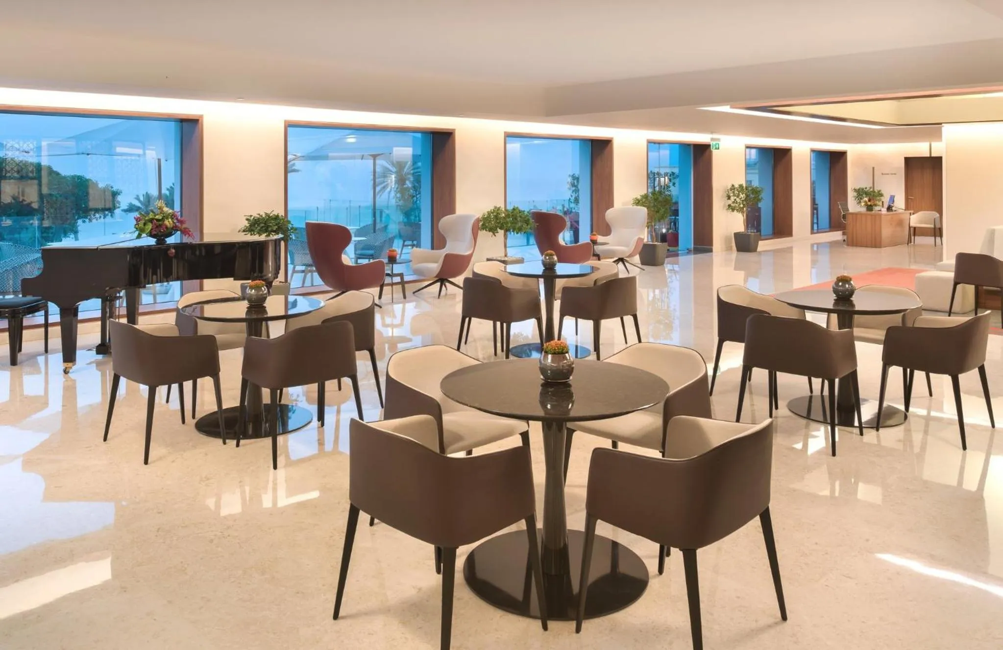 Lounge or bar in Crowne Plaza Muscat by IHG