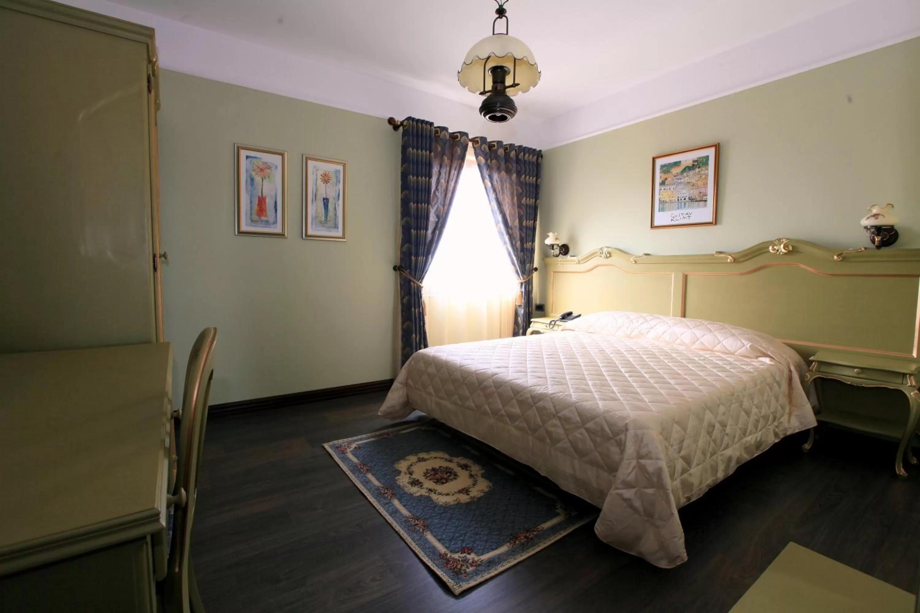 Bed in Hotel Victoria Tirana