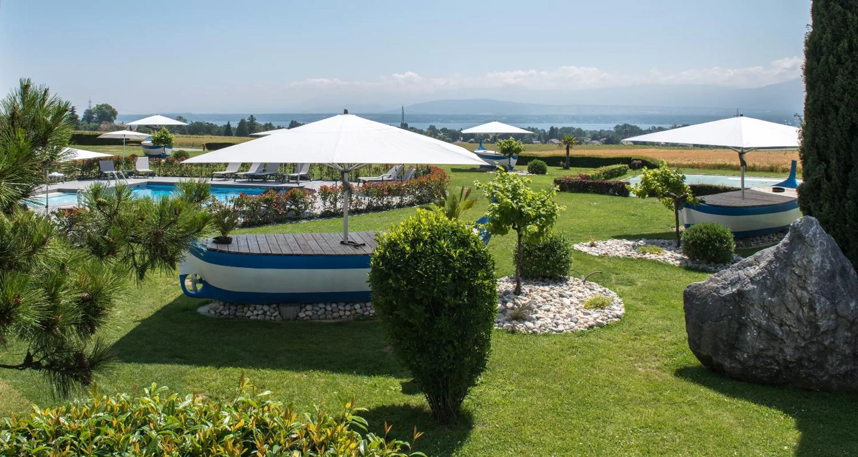 Garden in Everness Hotel & Resort