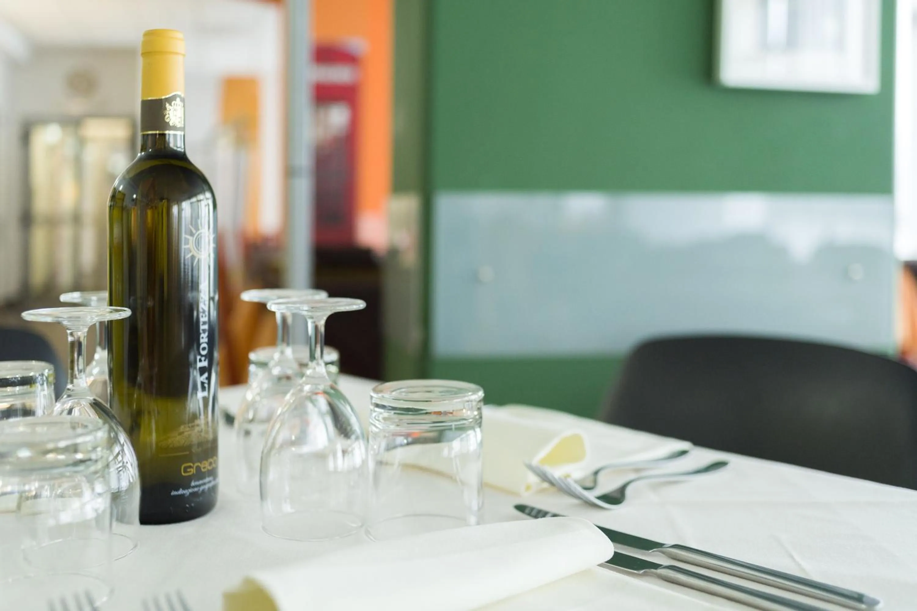 Restaurant/places to eat in Hotel Sharing