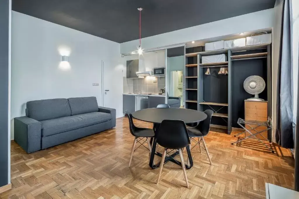 Quadruple Room with Kitchen in Hotel Le Cygne d'Argent Quadruple Room with Kitchen in Hotel Le Cygne d'Argent