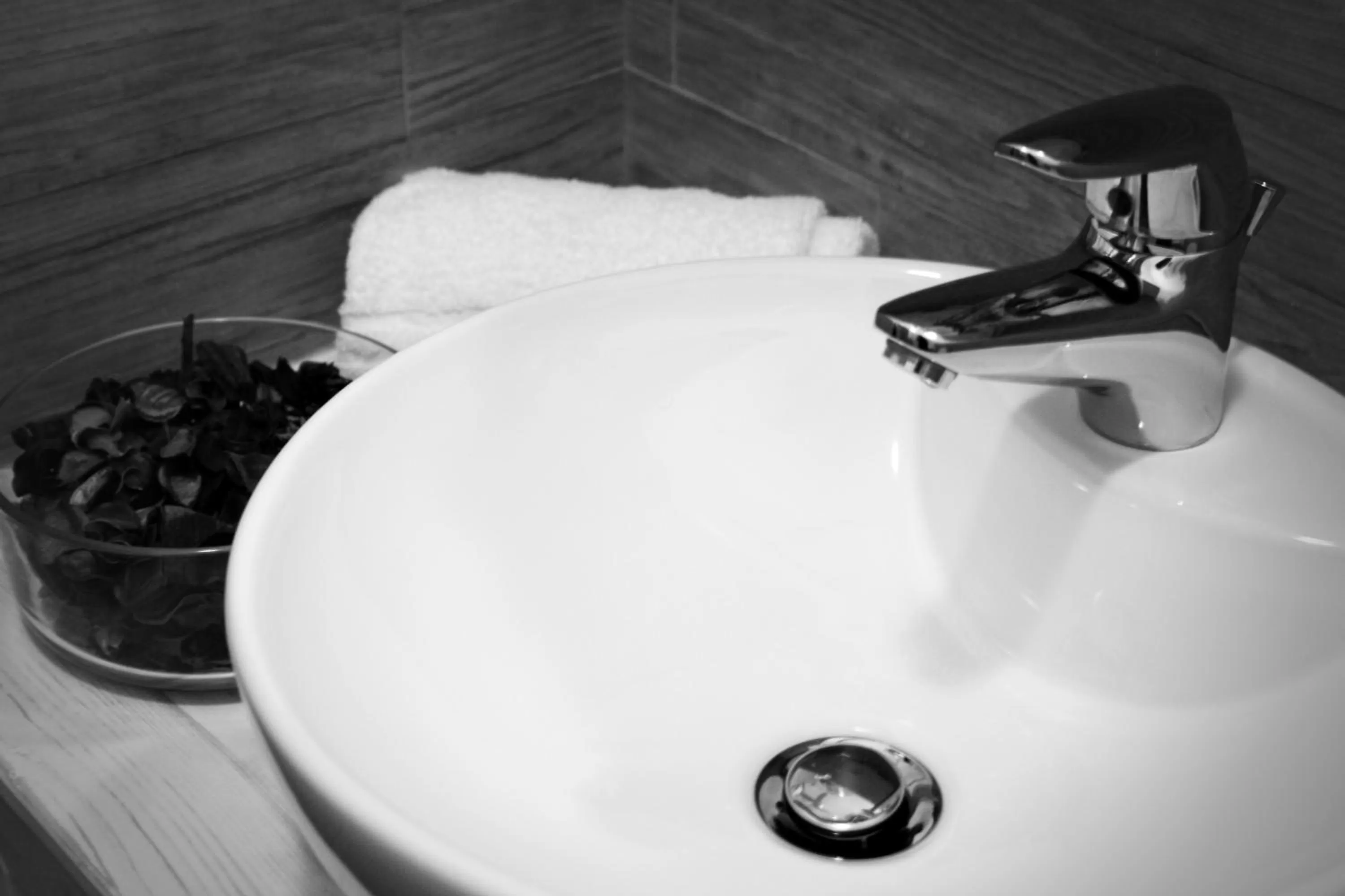 Shower in Fiumicino Airport B&B Deluxe