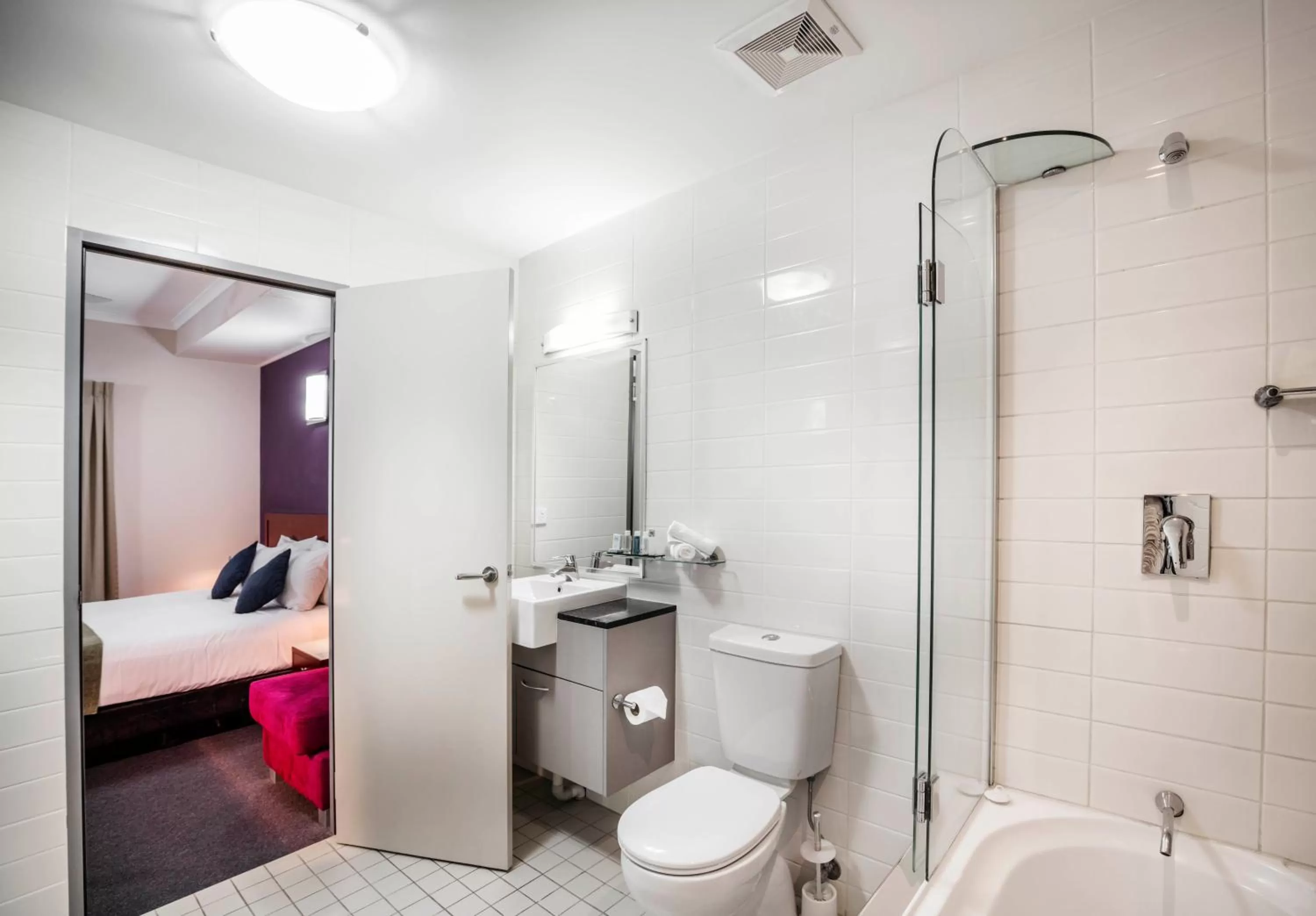 Shower in Novotel Darwin Airport