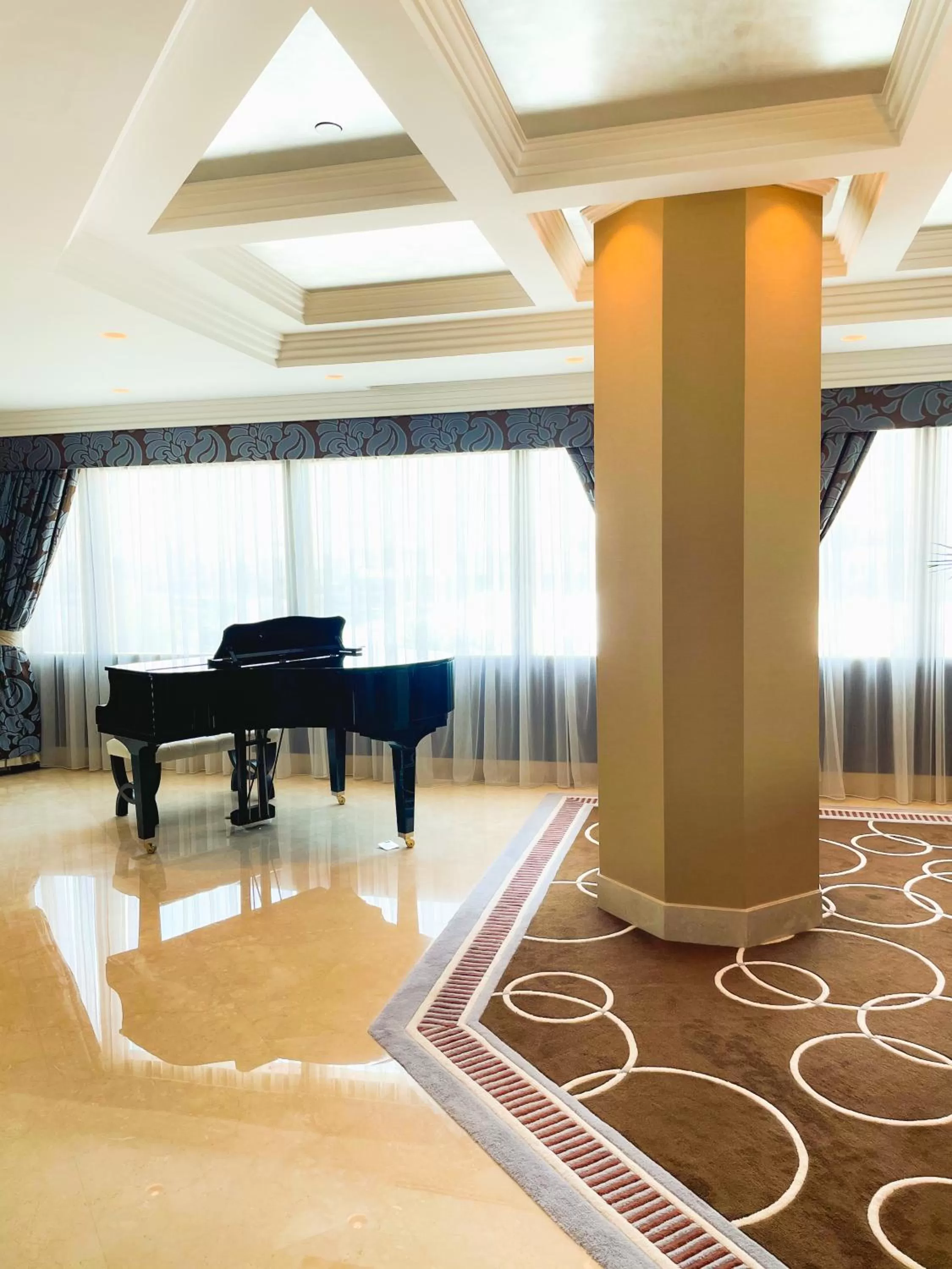 Living room in Mövenpick Grand Al Bustan