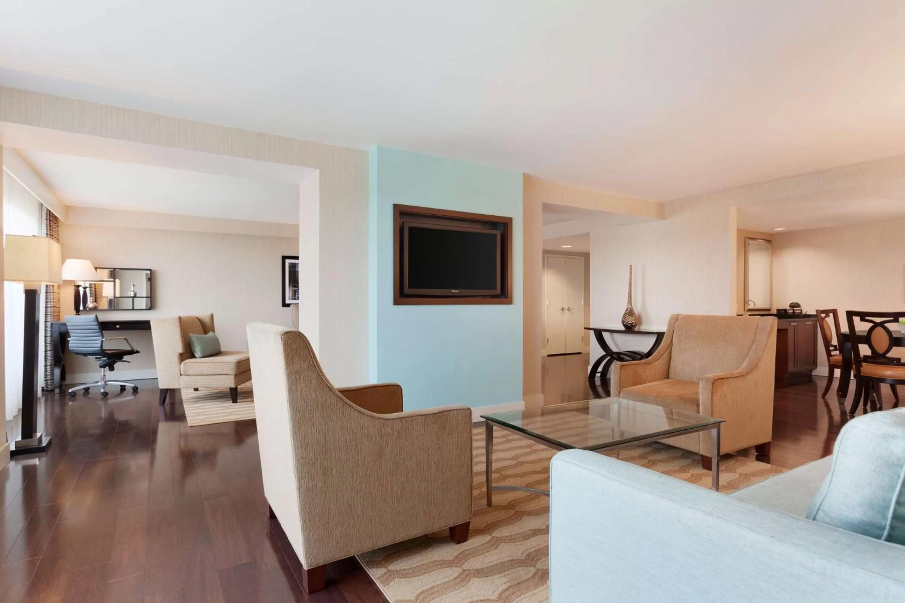 Living room in Embassy Suites by Hilton Boston Waltham