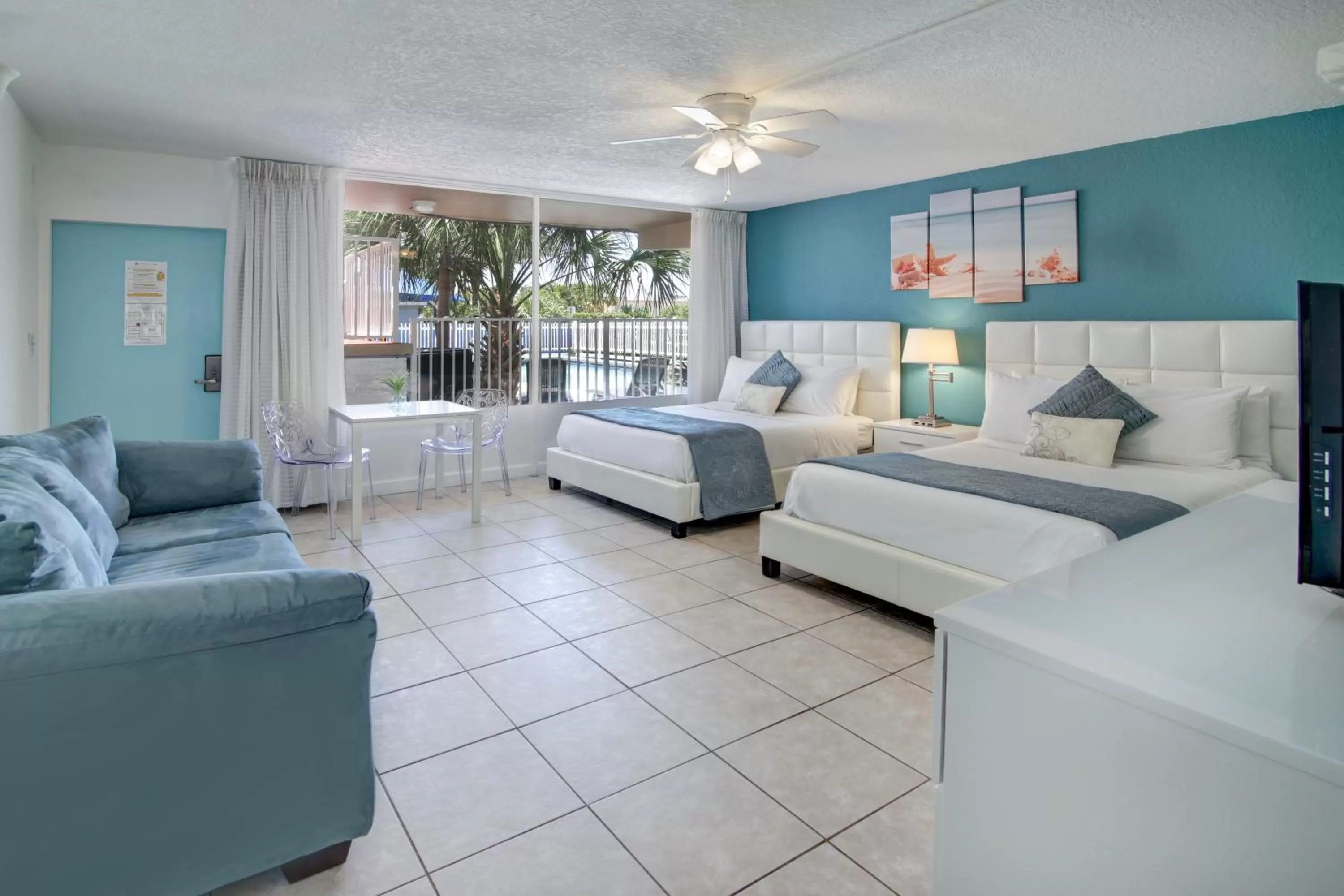 Living room, Seating Area in Castle by the Sea Motel