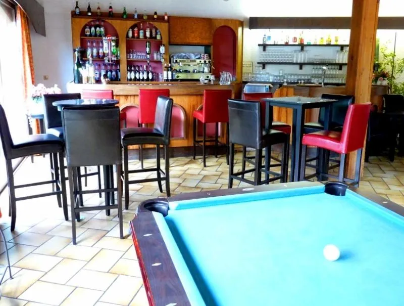 Billiard in Logis Hotel Le Lac