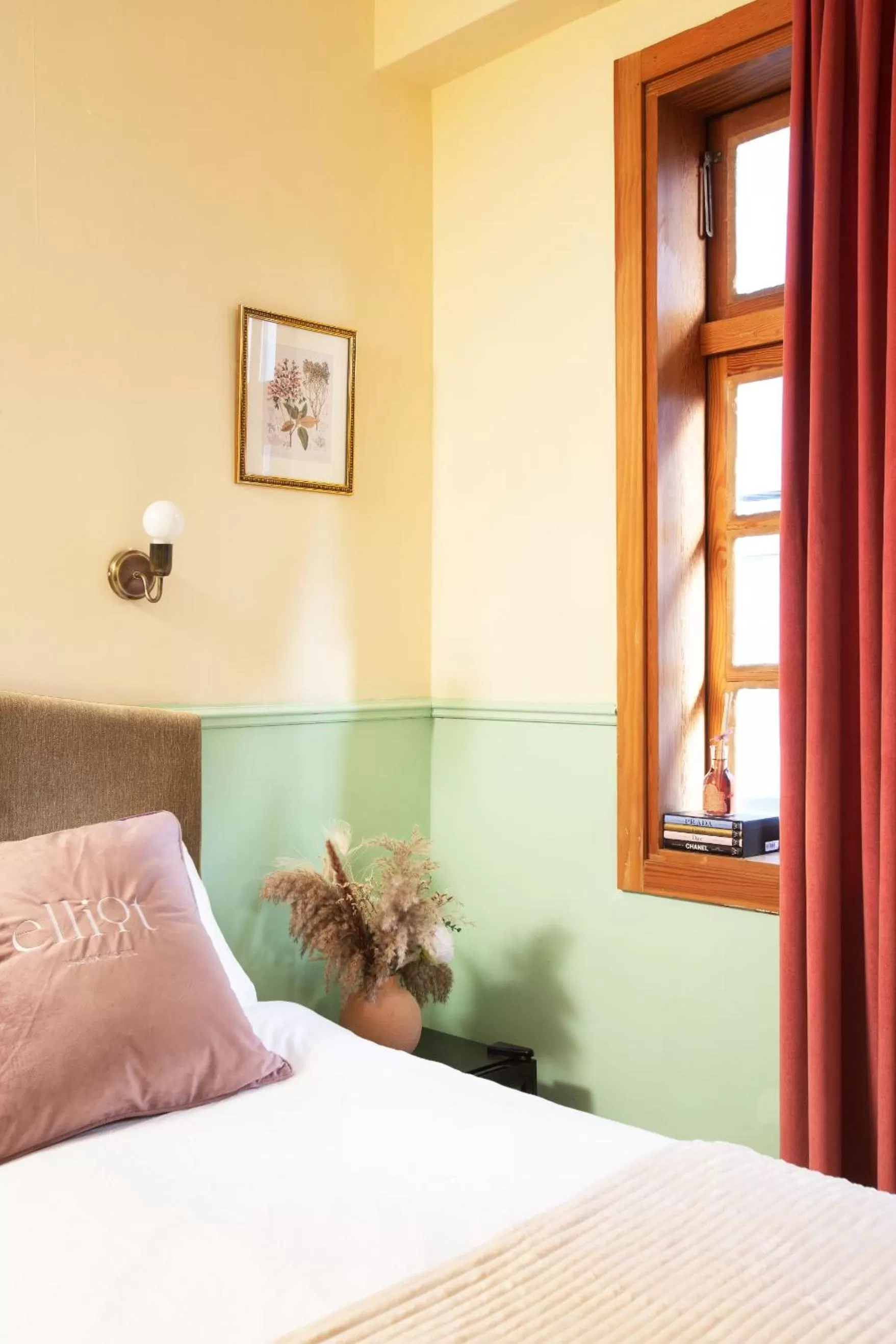 Bed in The Elliot - Adults only