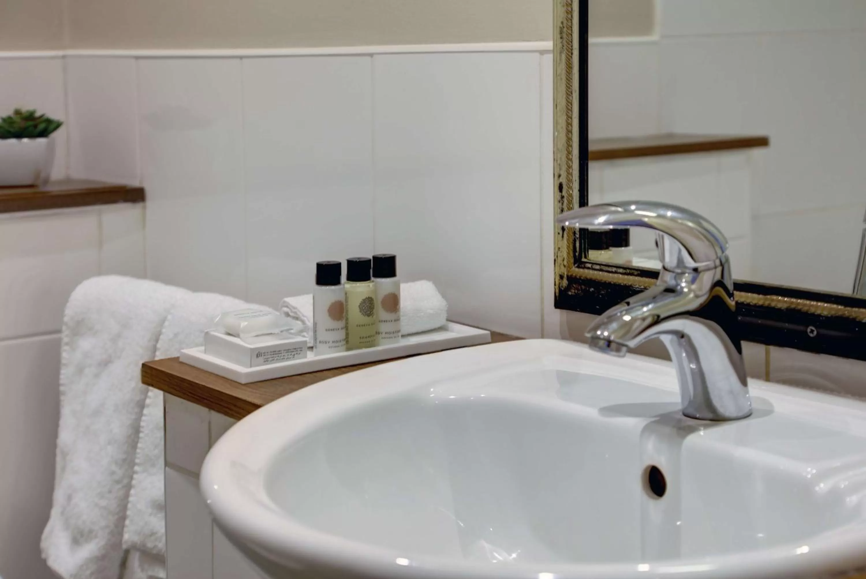 Photo of the whole room in Crown & Mitre Hotel