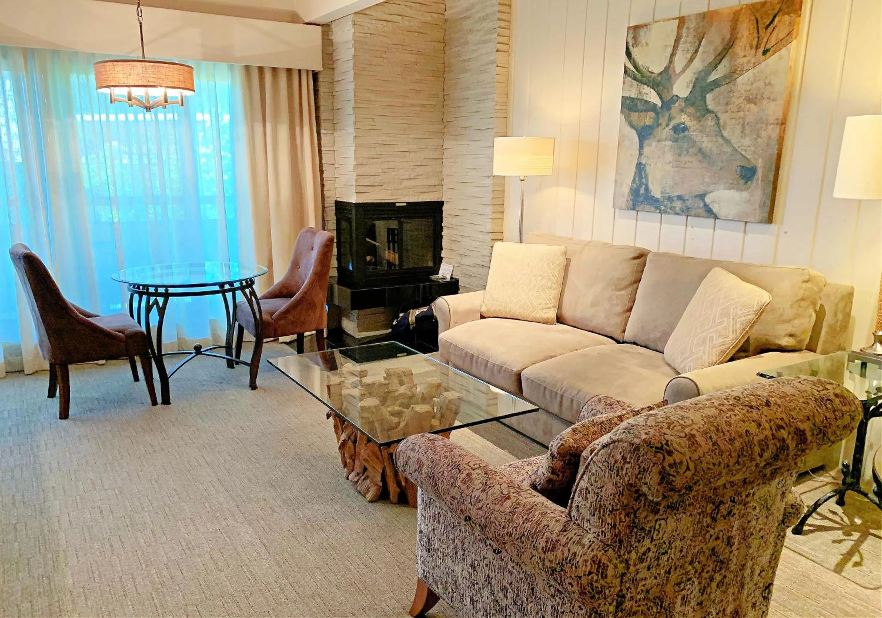 Seating area in Aspen Square Condominium Hotel