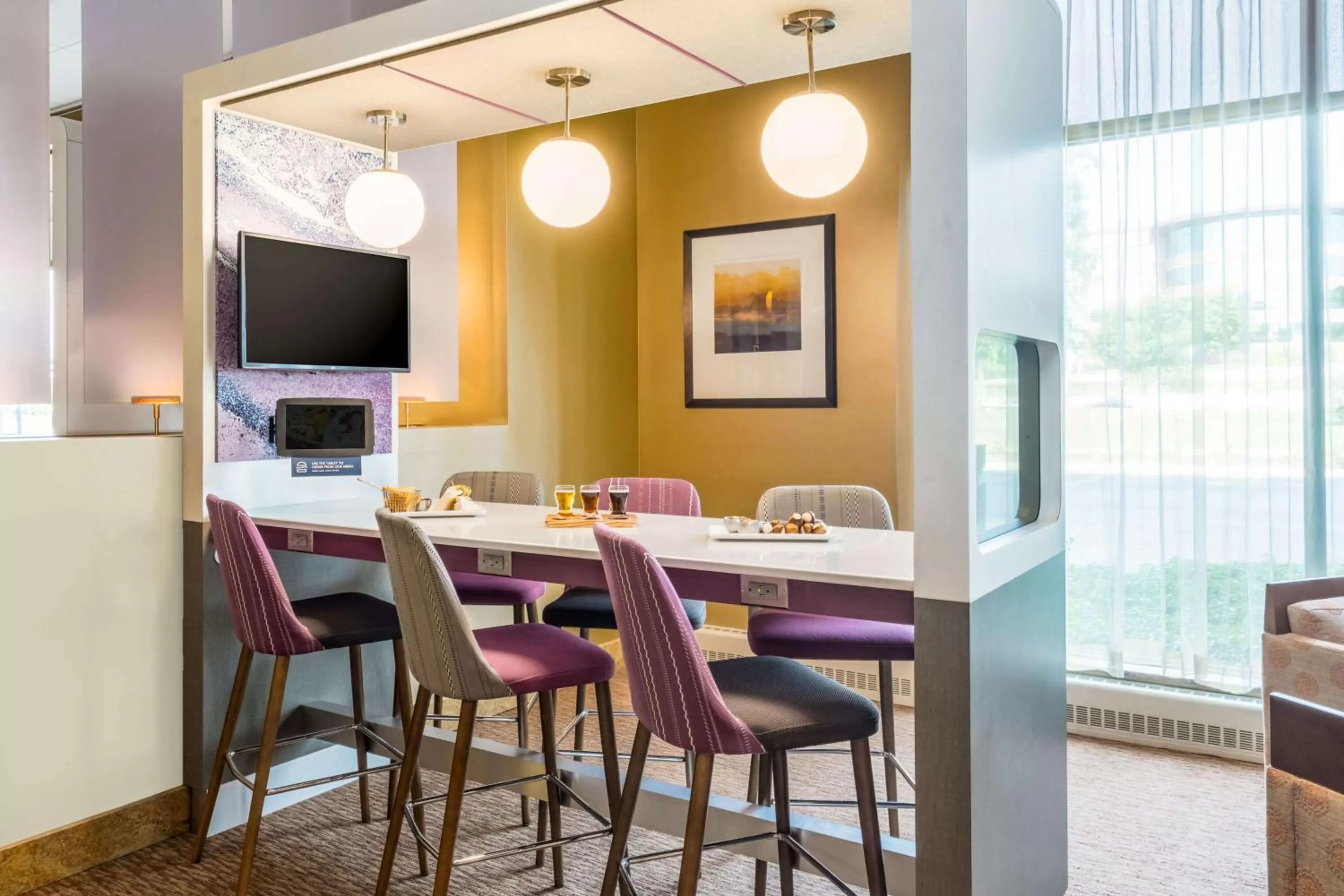 Seating area in Sonesta Milwaukee West Wauwatosa