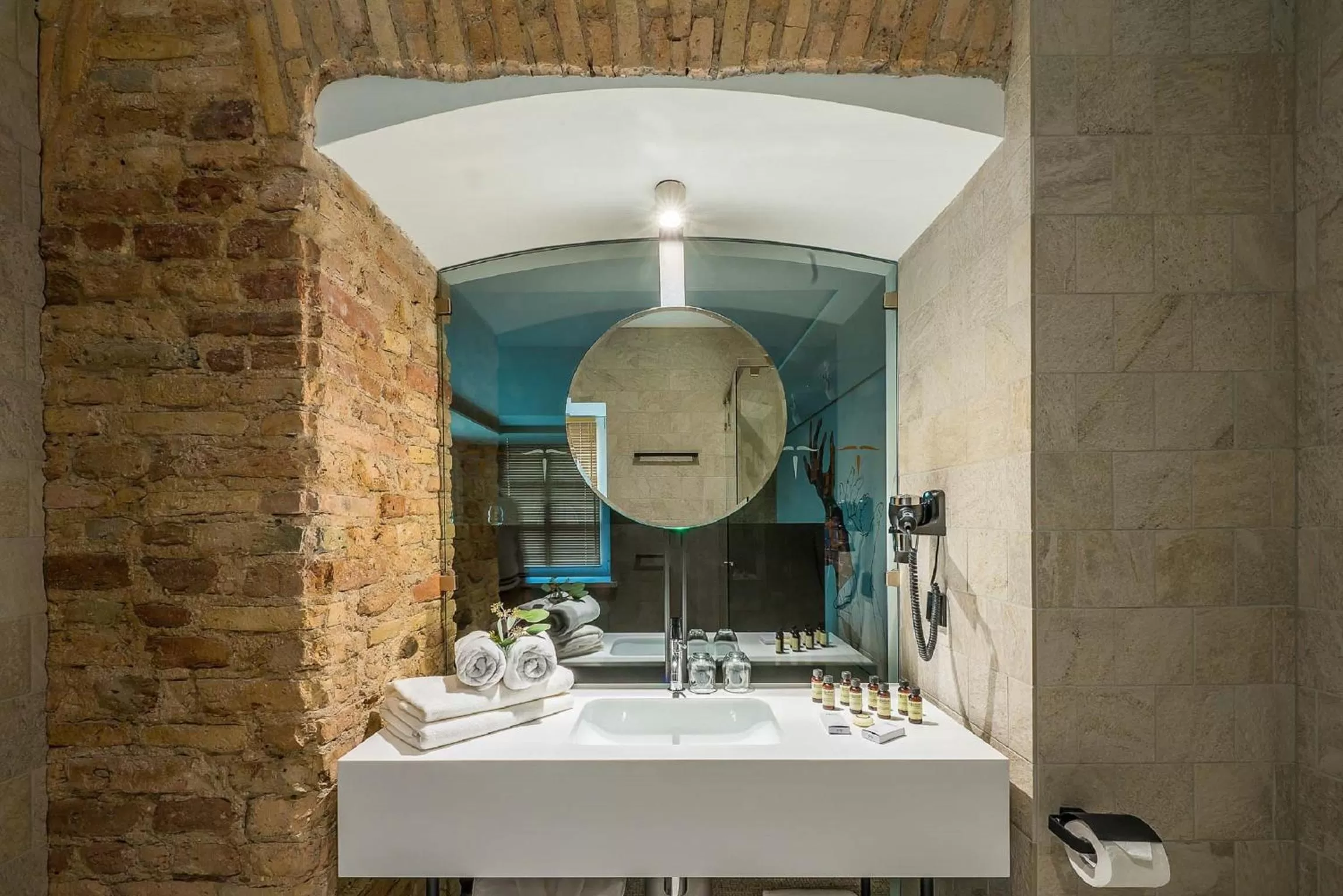 Bathroom in Artagonist Art Hotel