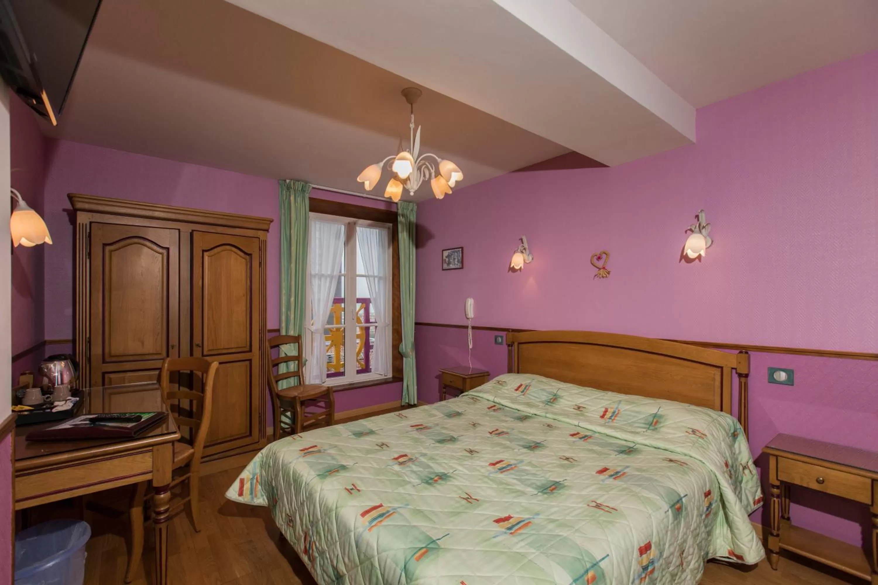 Bed in Hôtel De Calais