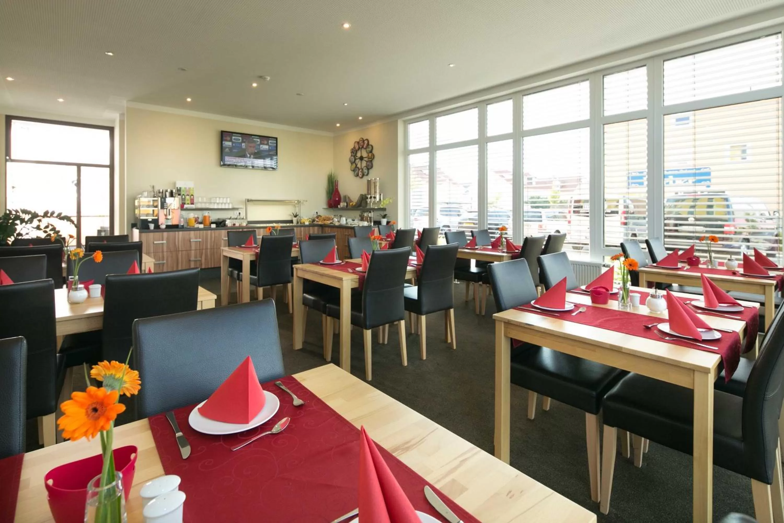 Restaurant/places to eat in Come IN Hotel