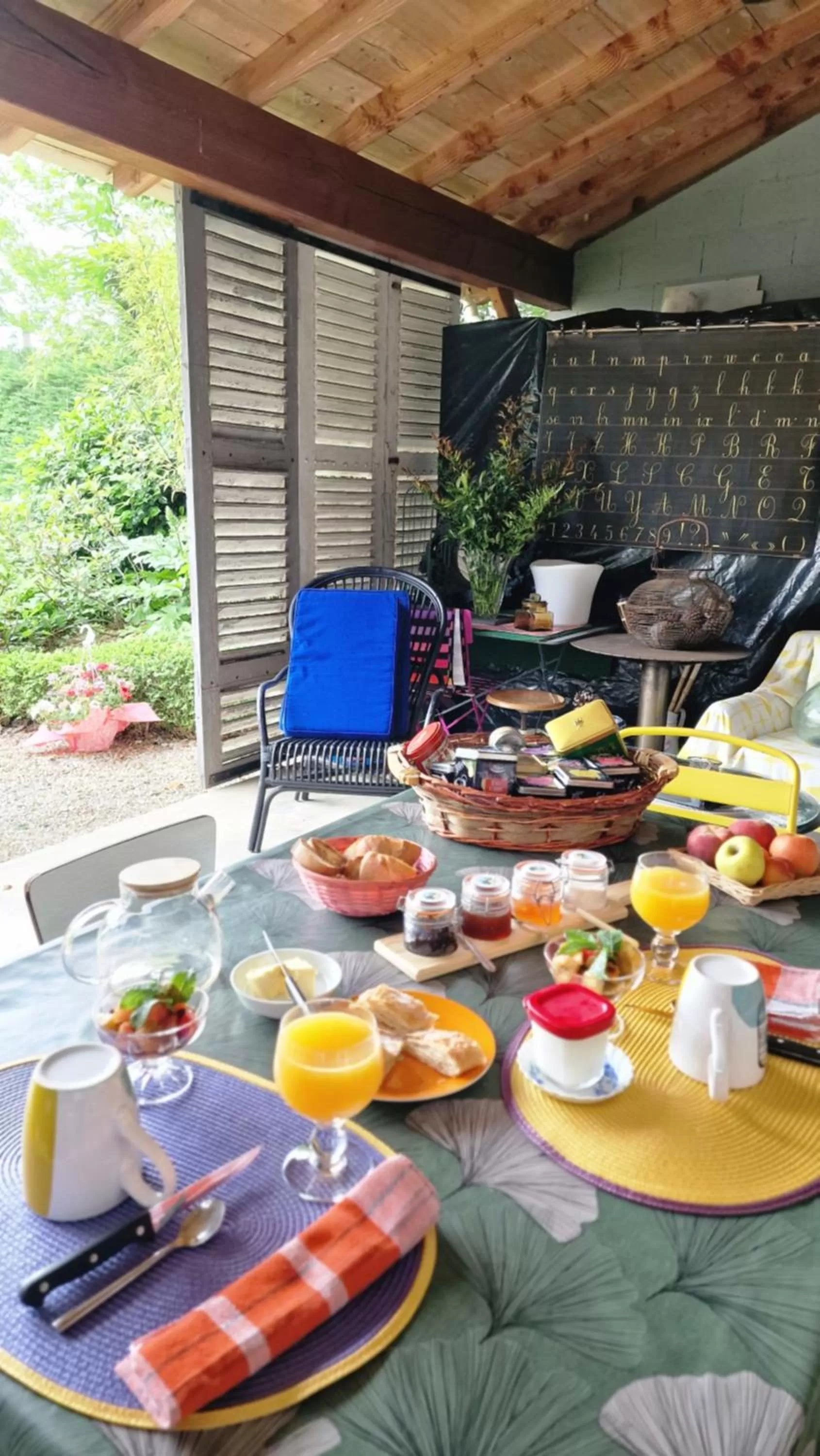 Patio in A l'Ecole Buissonnière, chambre d'hôtes en Sidobre
