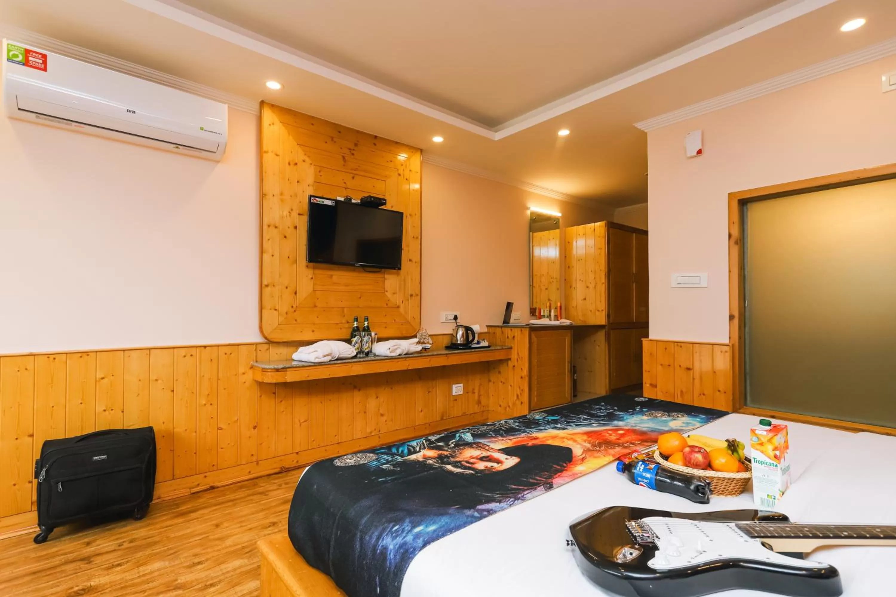 Communal lounge/ TV room, Bed in Hotel Smugglers Mountain View - central heated & air Cooled