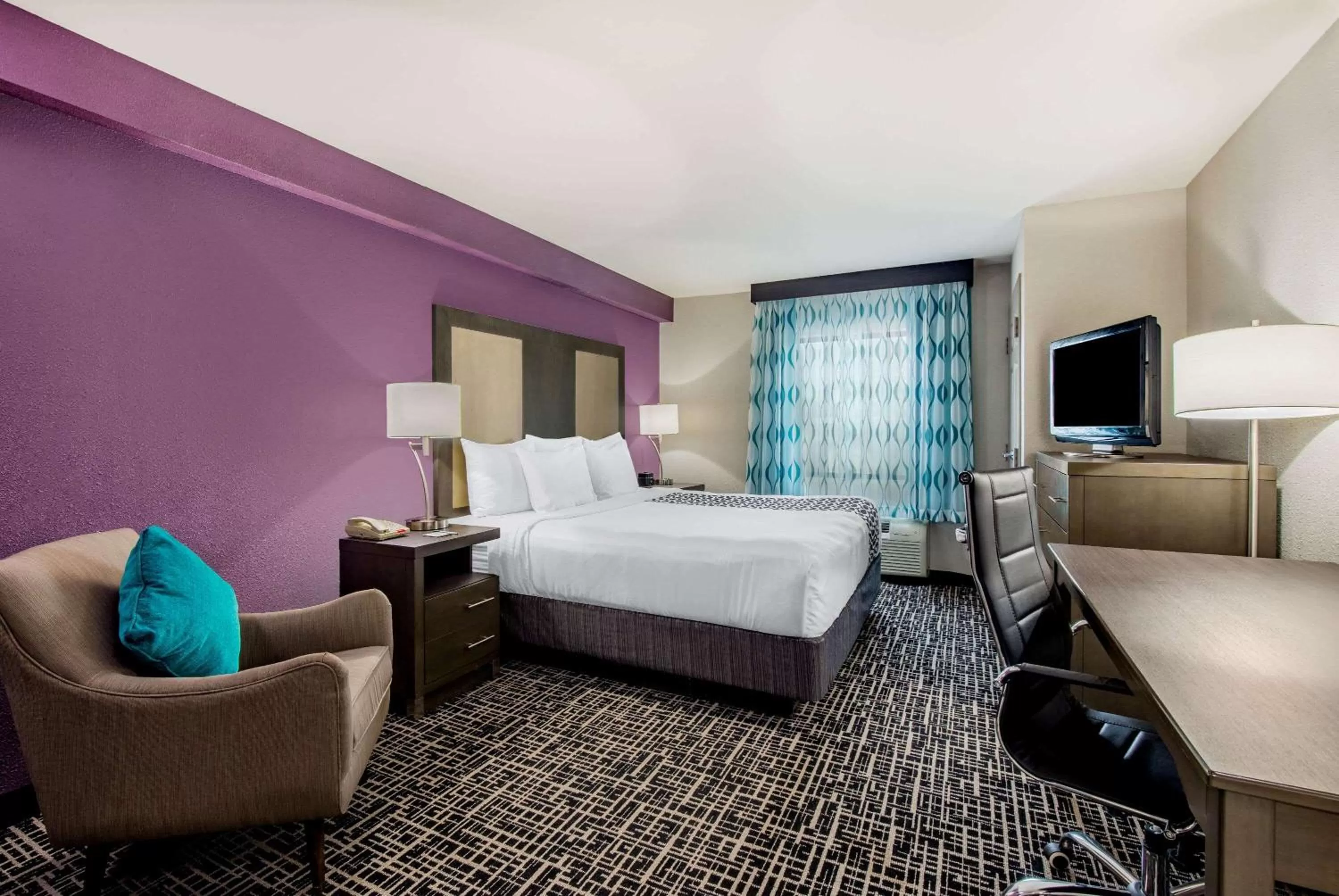 Photo of the whole room, Bed in La Quinta Inn by Wyndham West Long Branch NJ Shore Area