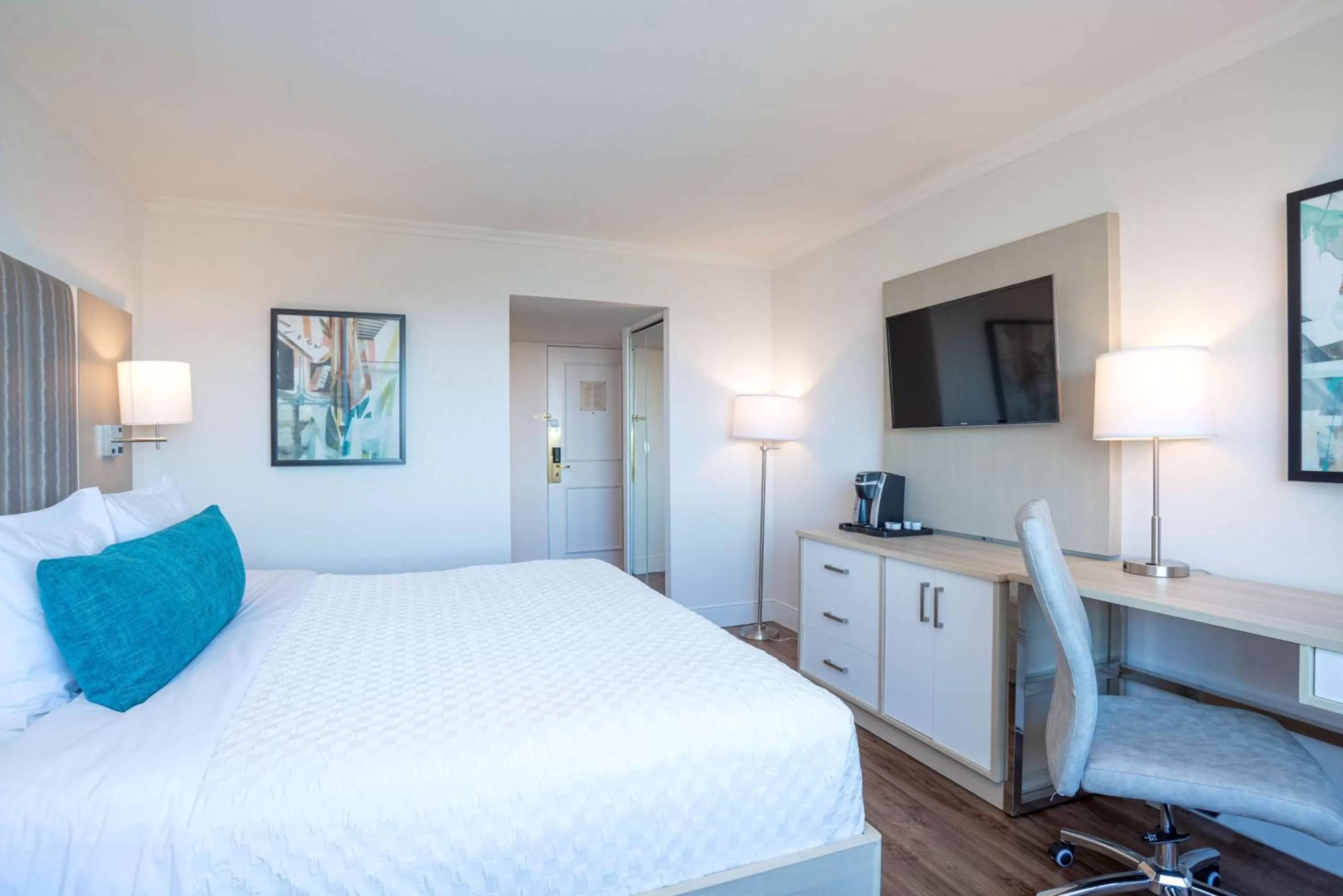 Photo of the whole room, Bed in Best Western Dorchester Hotel