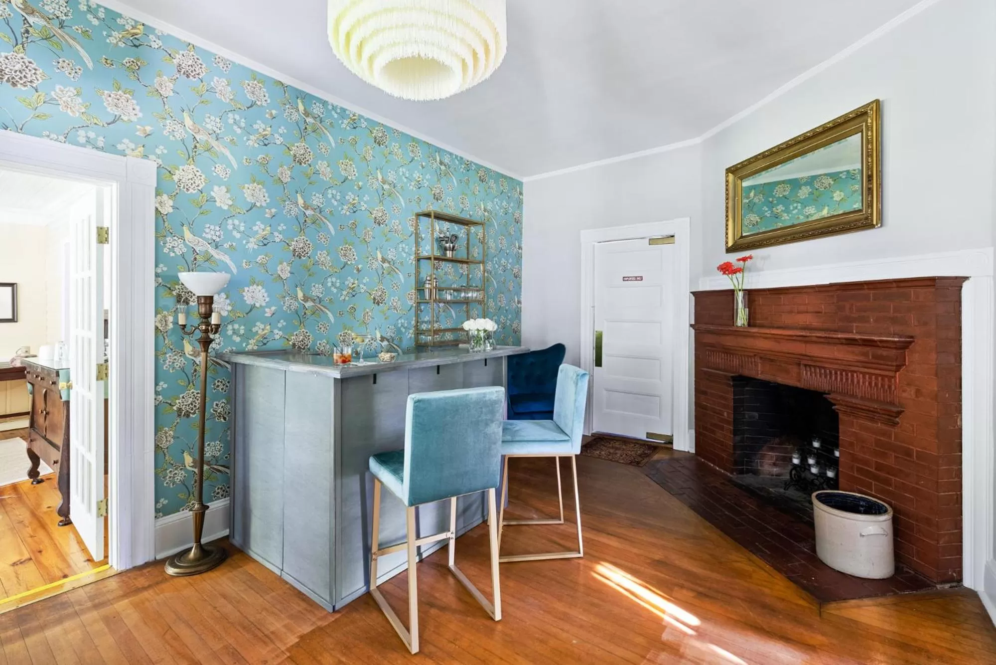 Lounge or bar, Kitchen/Kitchenette in Noble House Inn