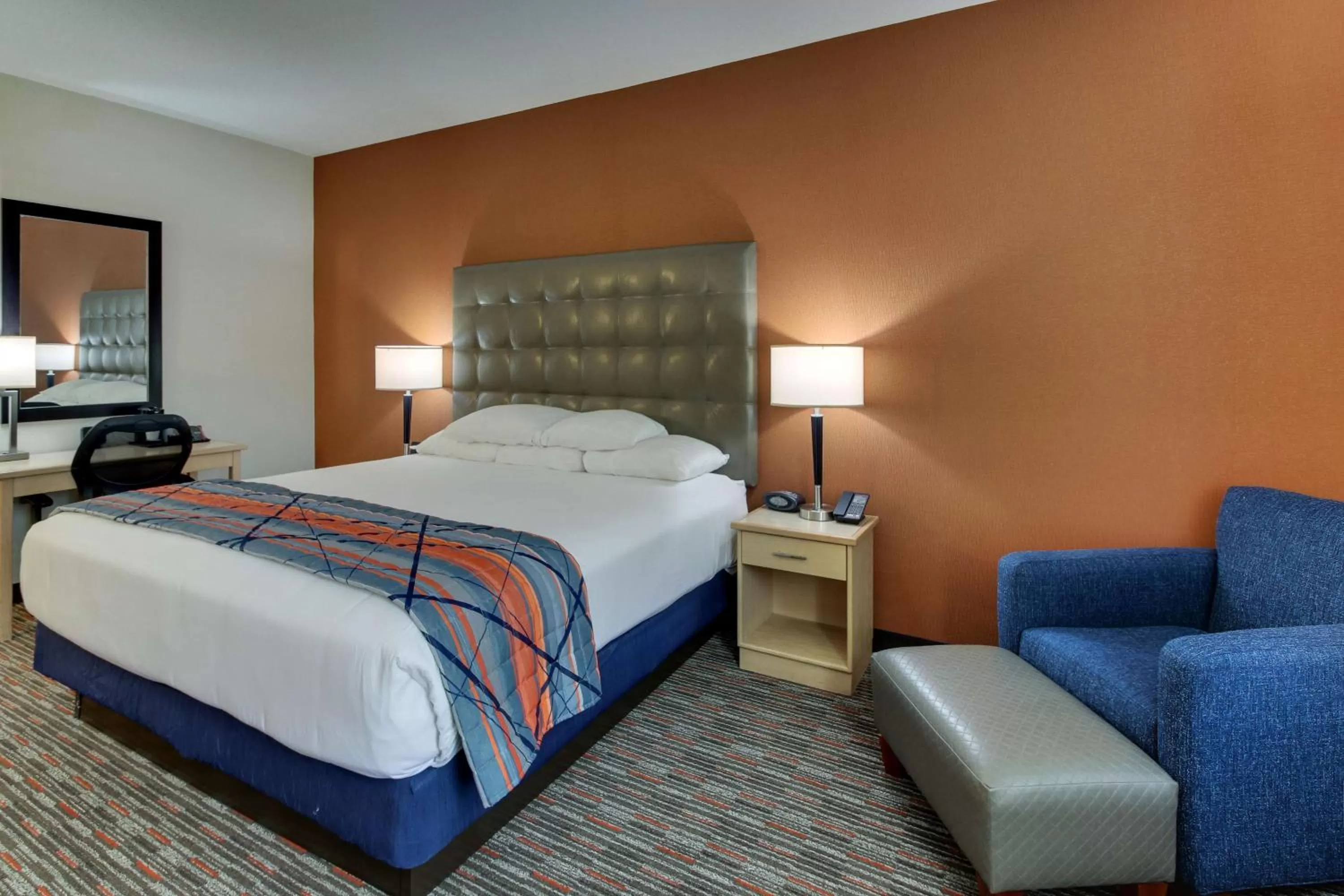 Deluxe King Room - Accessible, Roll-in Shower in Pear Tree Inn Cape Girardeau West