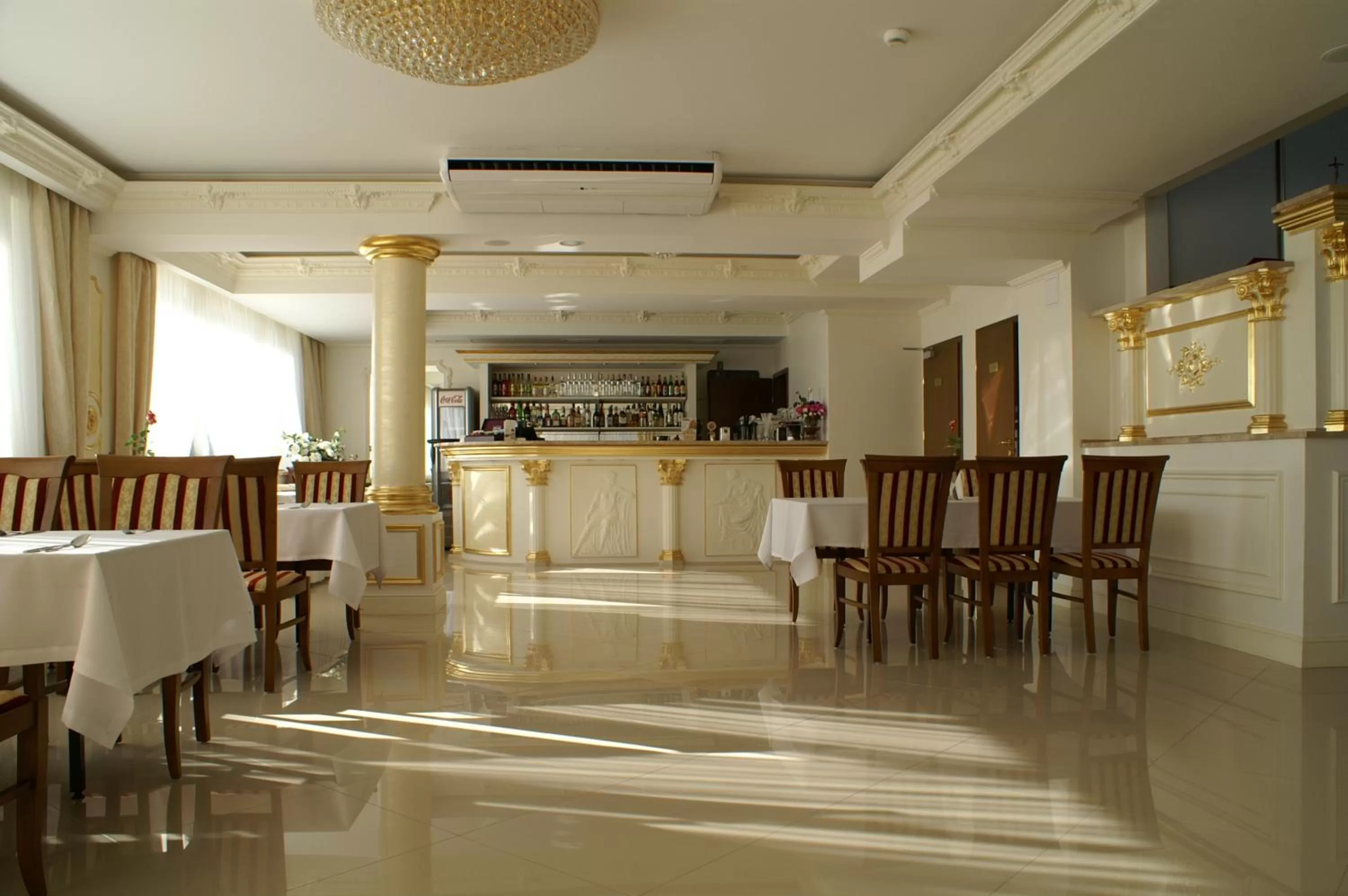 Restaurant/places to eat in Hotel President