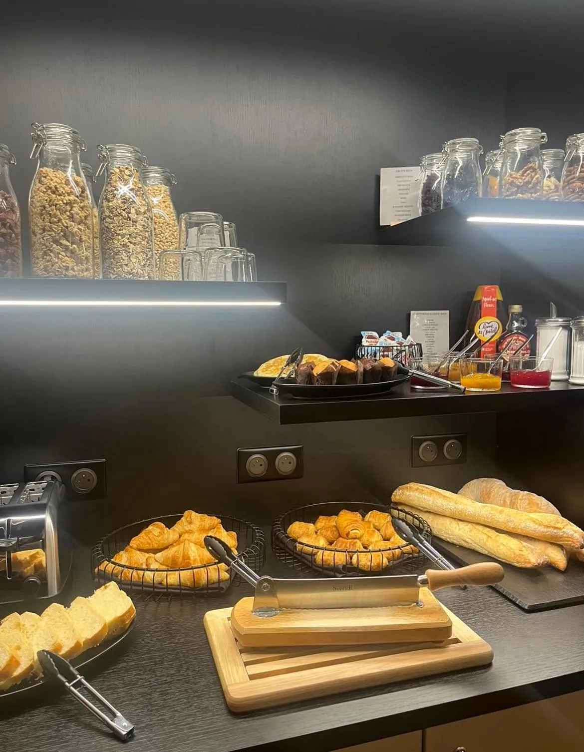 Breakfast in Hôtel Le Dormeur du Val