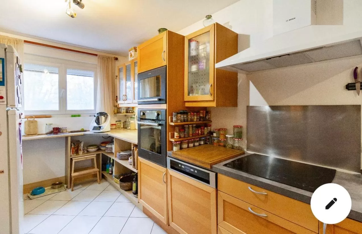 Kitchen/Kitchenette in 2 CHAMBRES B&B PRÈS DE L'AÉROPORT ET DU MEETT
