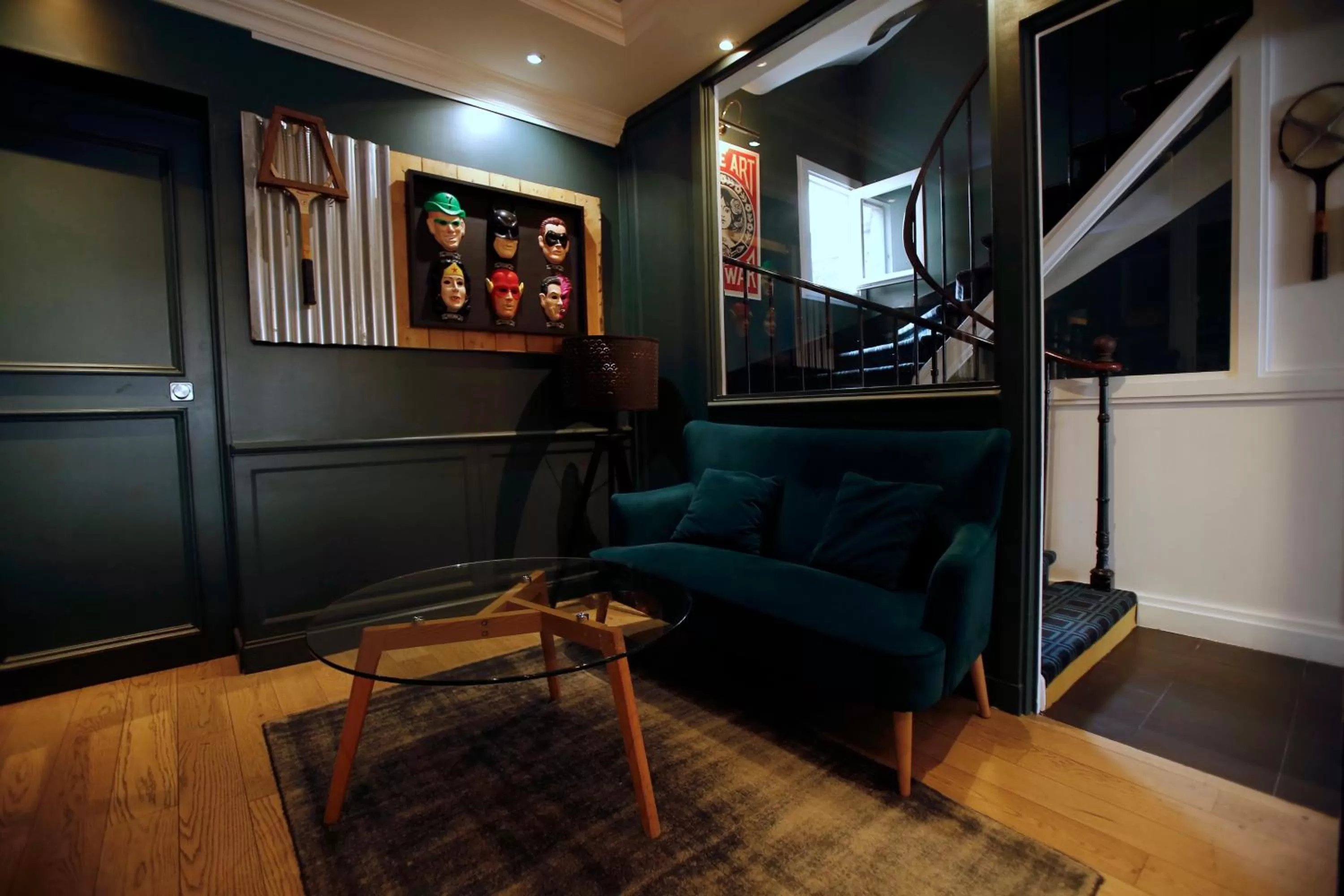 Communal lounge/ TV room in Hôtel Etoile Trocadéro