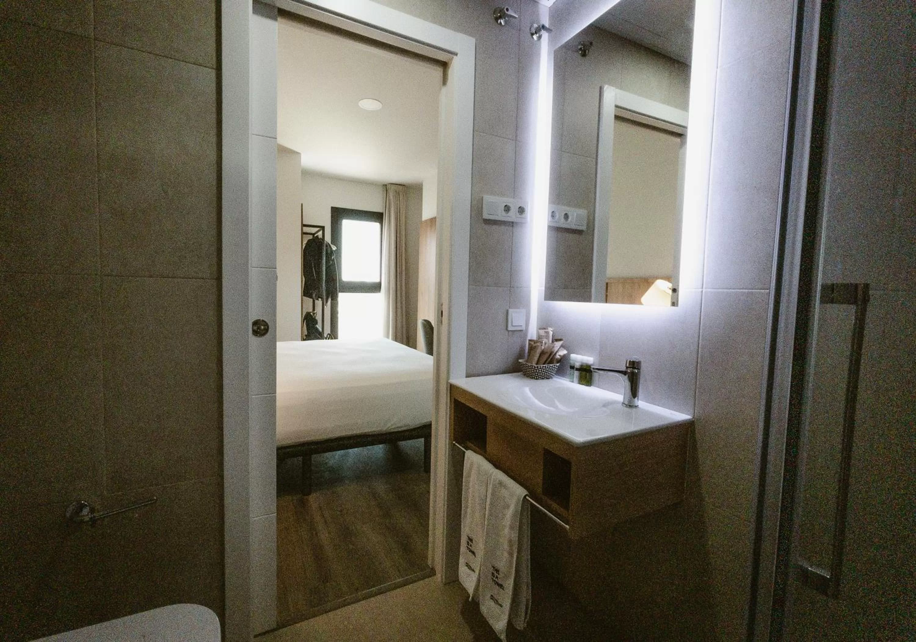 Bathroom, Bed in Petit Palace Vargas