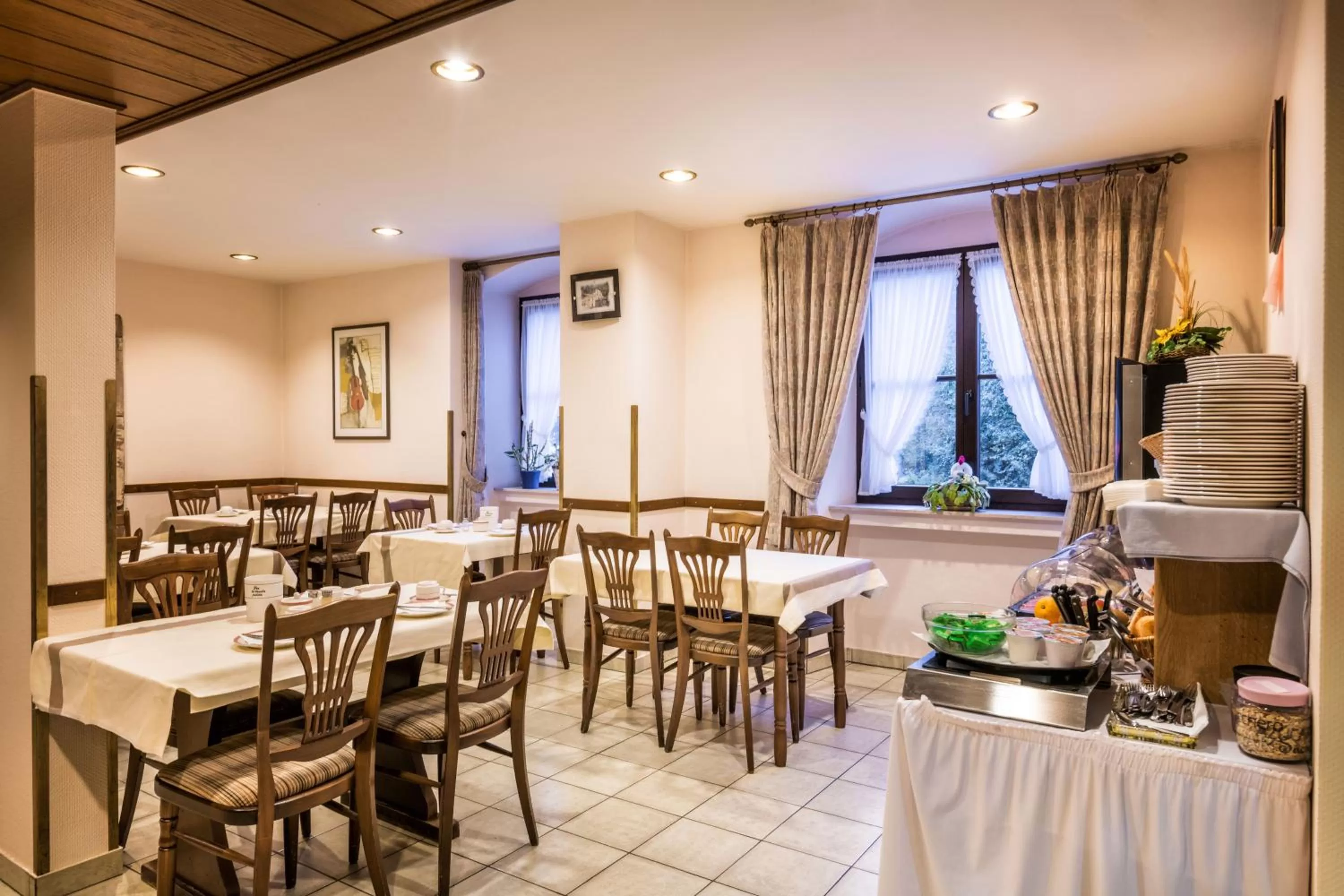 Restaurant/places to eat in Hotel Le Postillon
