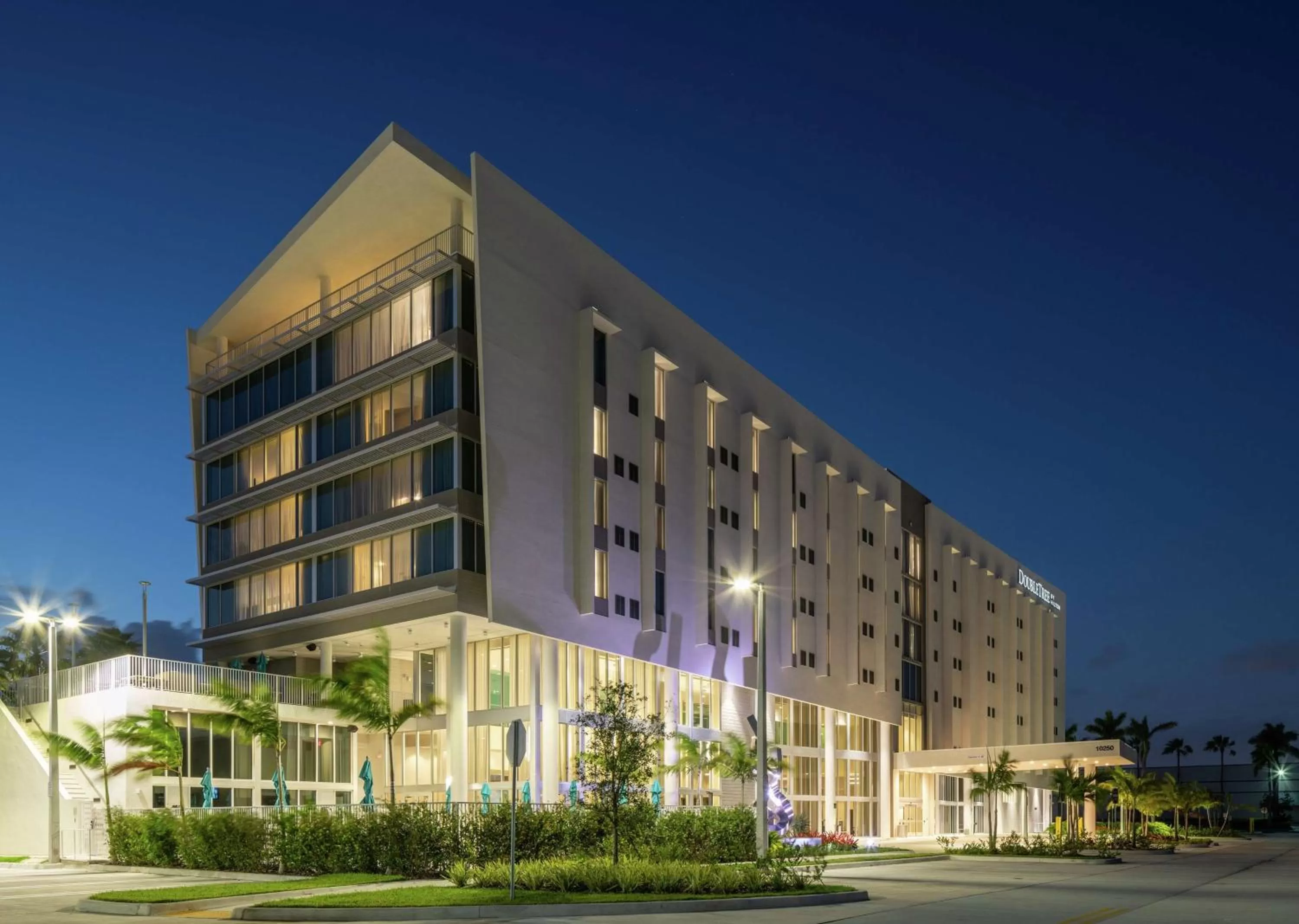 Property building in DoubleTree by Hilton Miami Doral