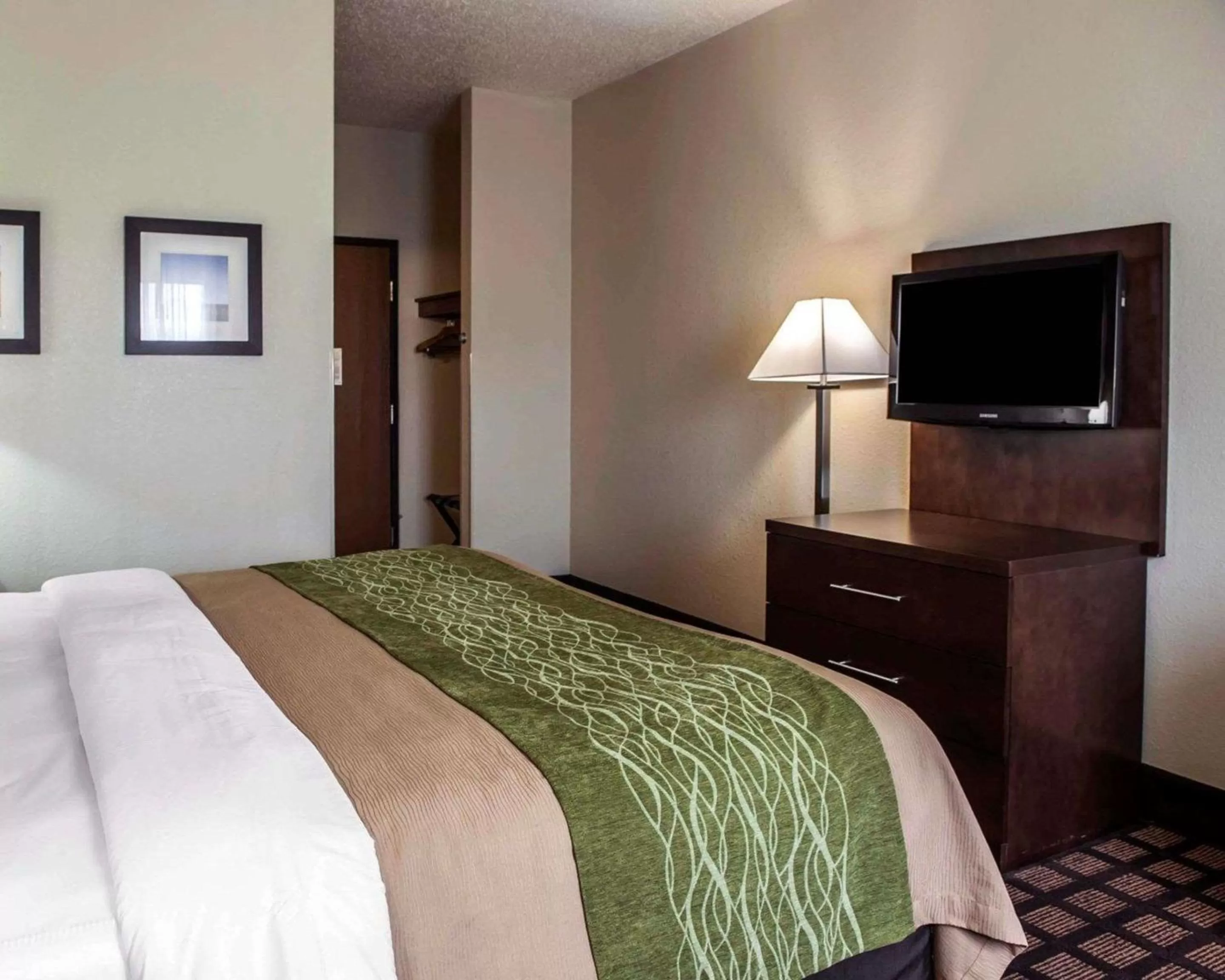 Photo of the whole room, Bed in Baymont by Wyndham Richmond I-70