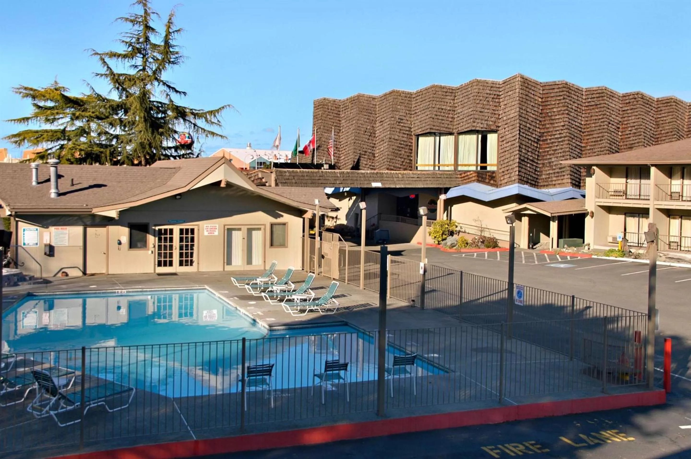 Swimming pool in Red Lion Hotel Port Angeles Harbor