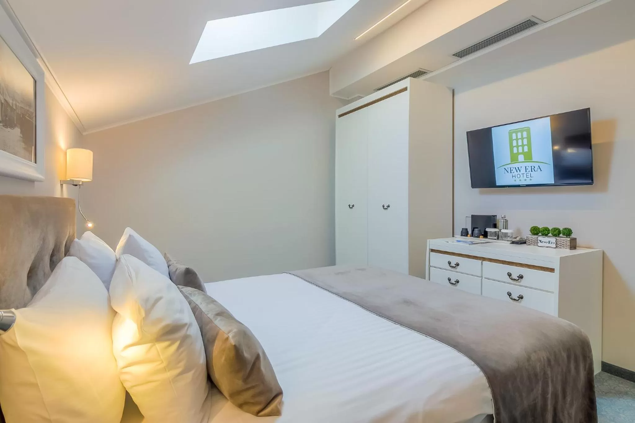 Bed in New Era Hotel Old Town Party Zone Bucharest- parking with fee nearby - NOT at the hotel !