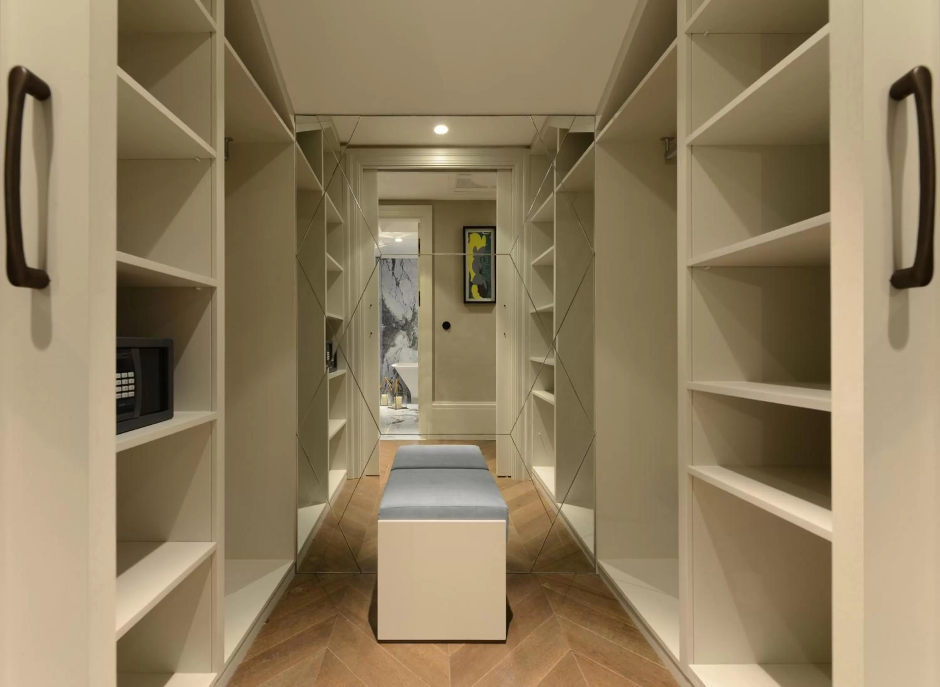 Area and facilities in 10 Karakoy