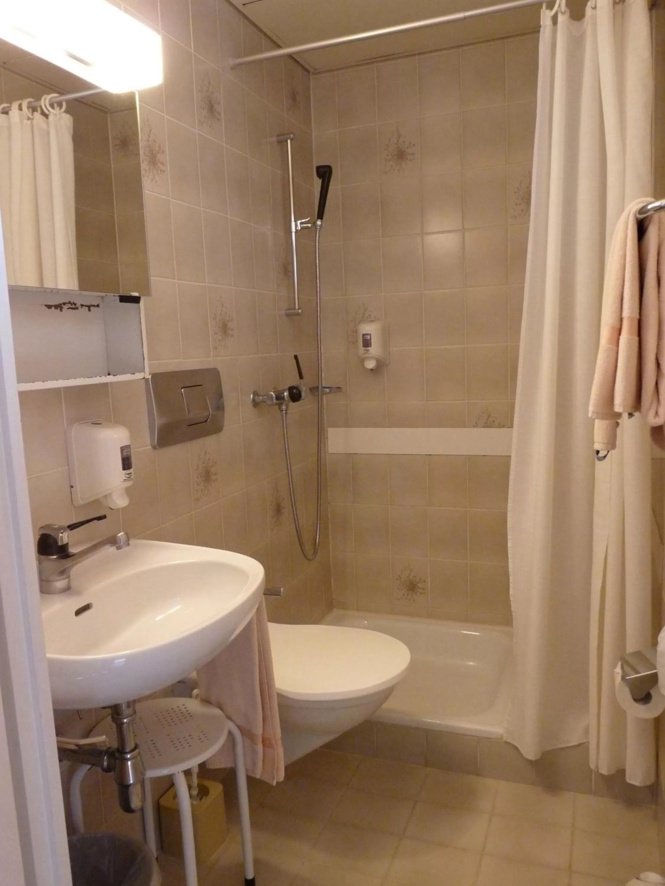 Shower in Osteria Ticino by Ketty & Tommy