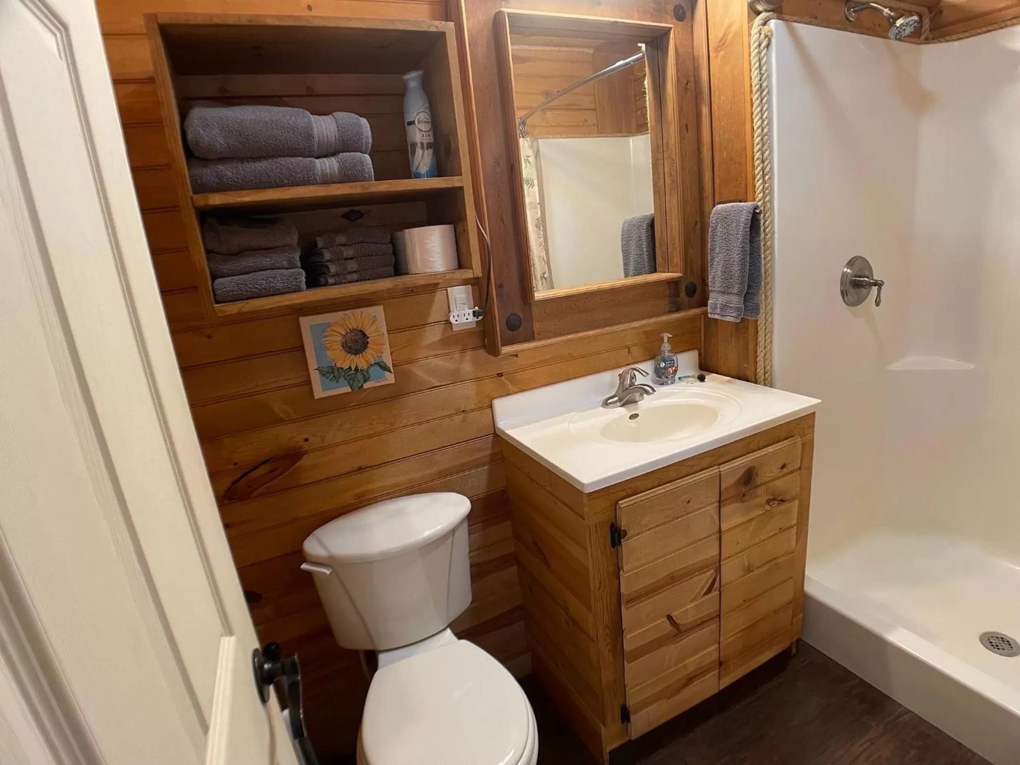 Bathroom in Walnut Canyon Cabins