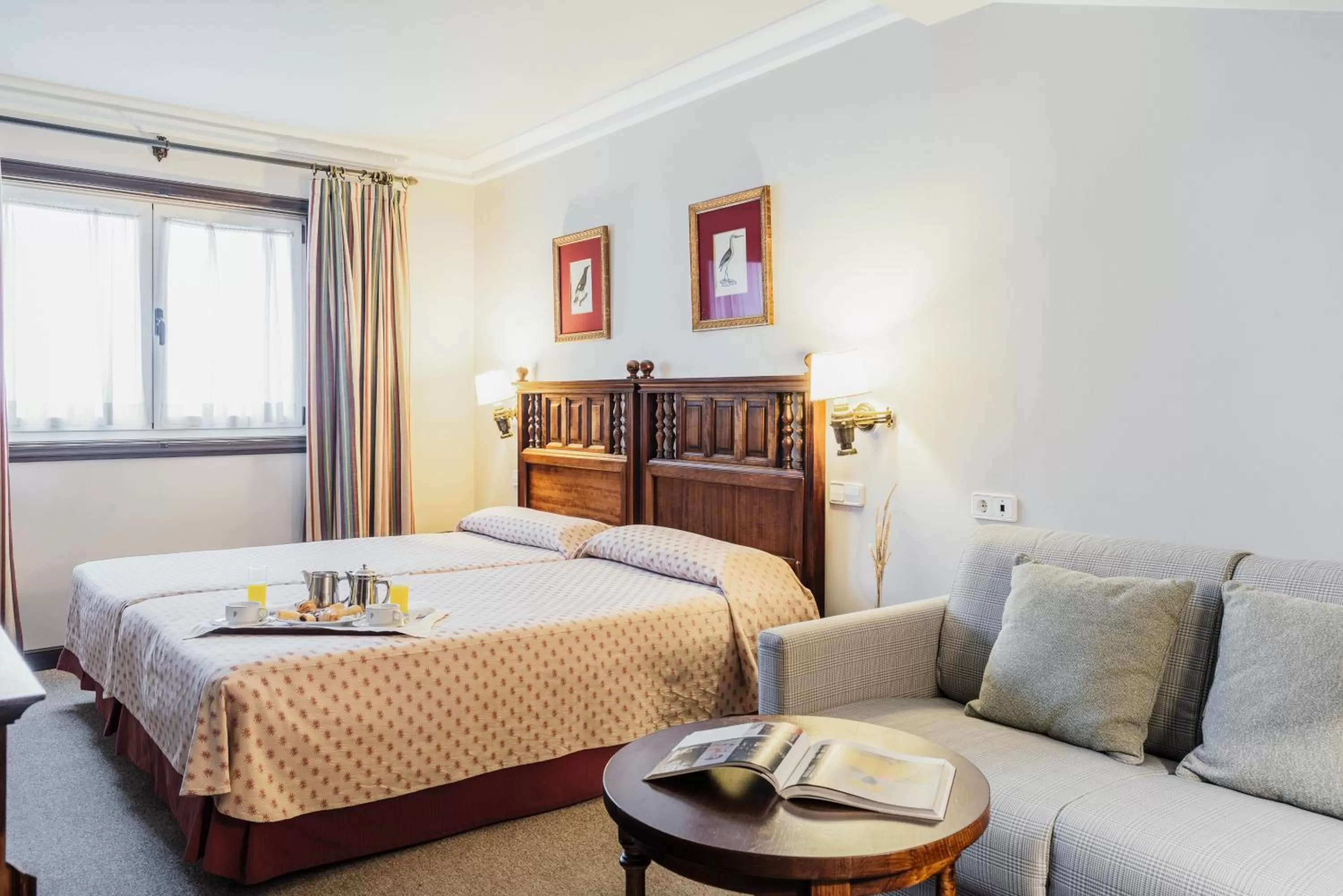 Photo of the whole room, Bed in Parador de Ferrol