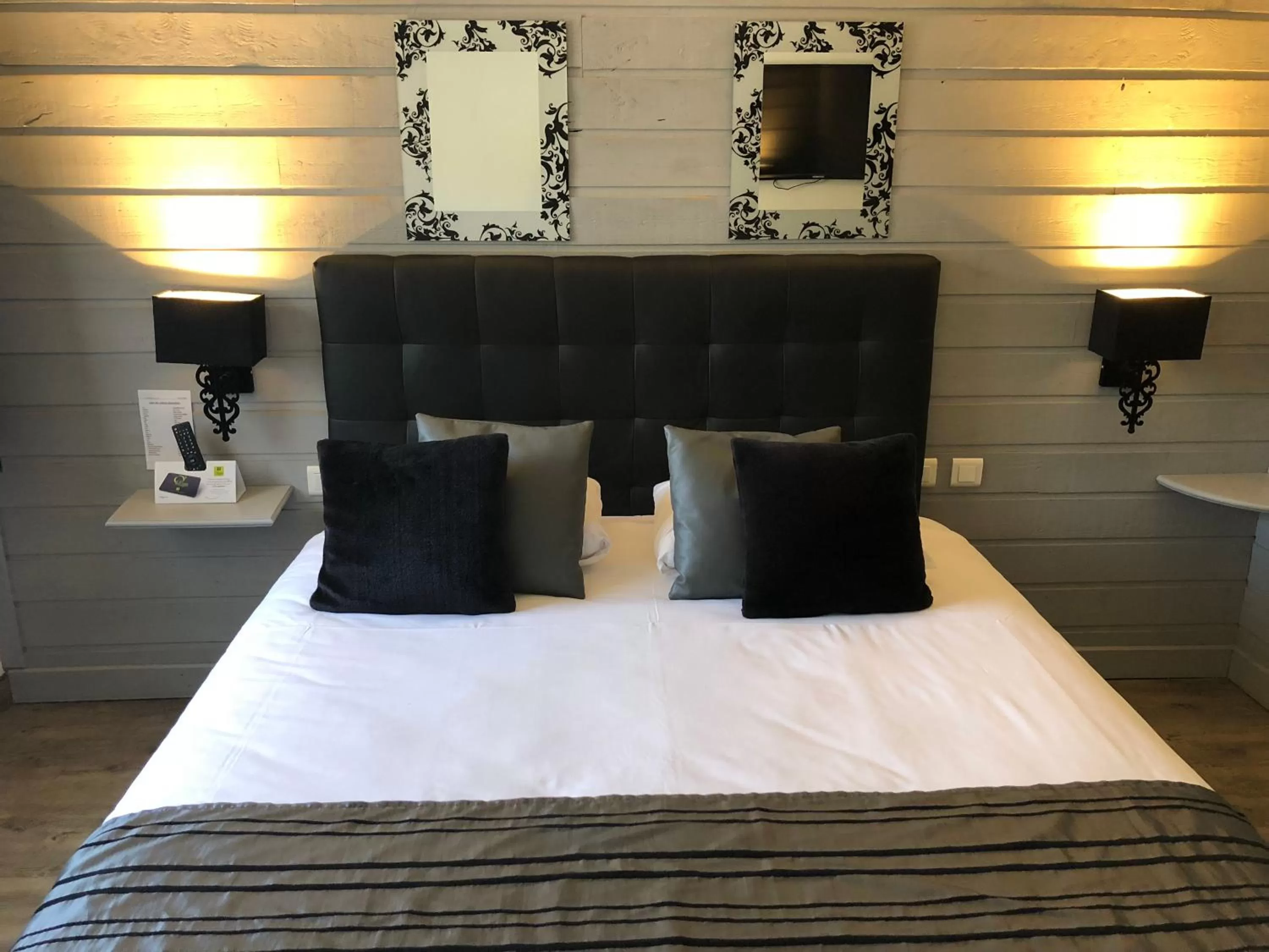 Bed in Logis Hôtel Burnichon