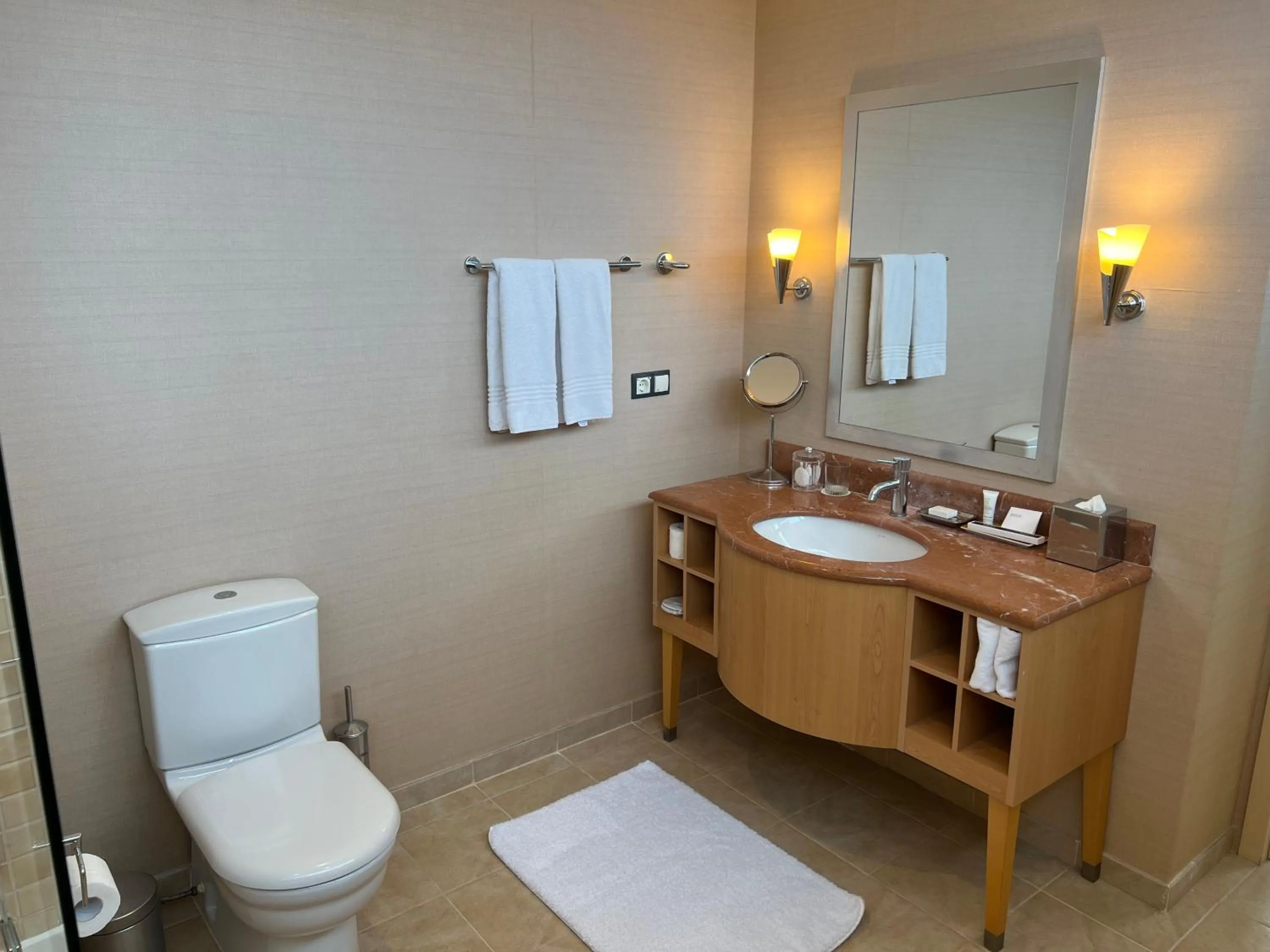 Toilet in Atyrau Executive Apartments