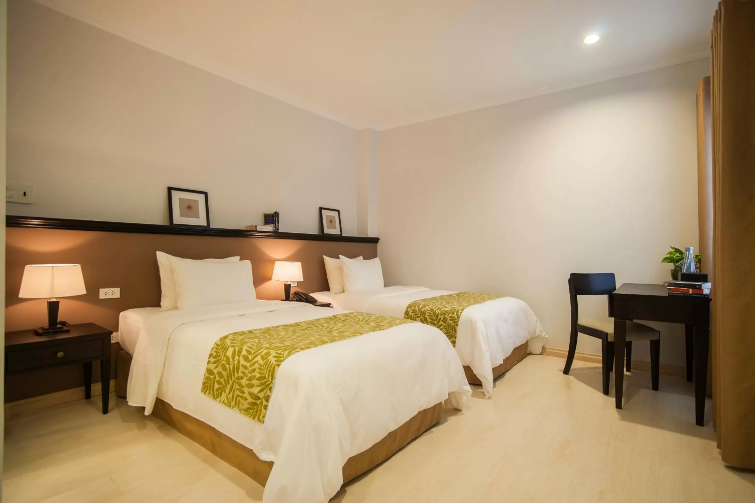 Bed in The Alcove Library Hotel