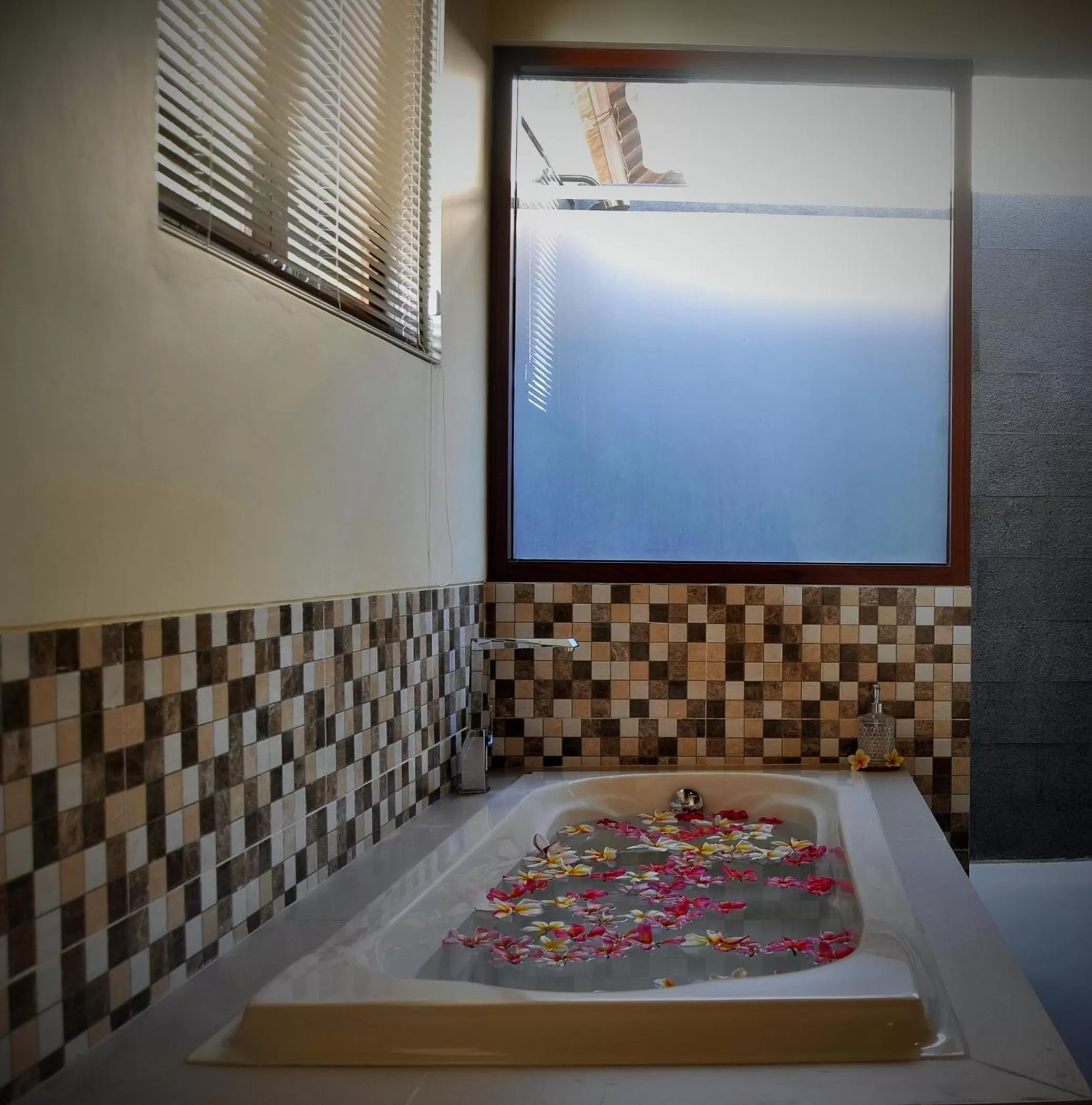 Shower, Bed in Ocean Terrace Suite And Spa Luxury